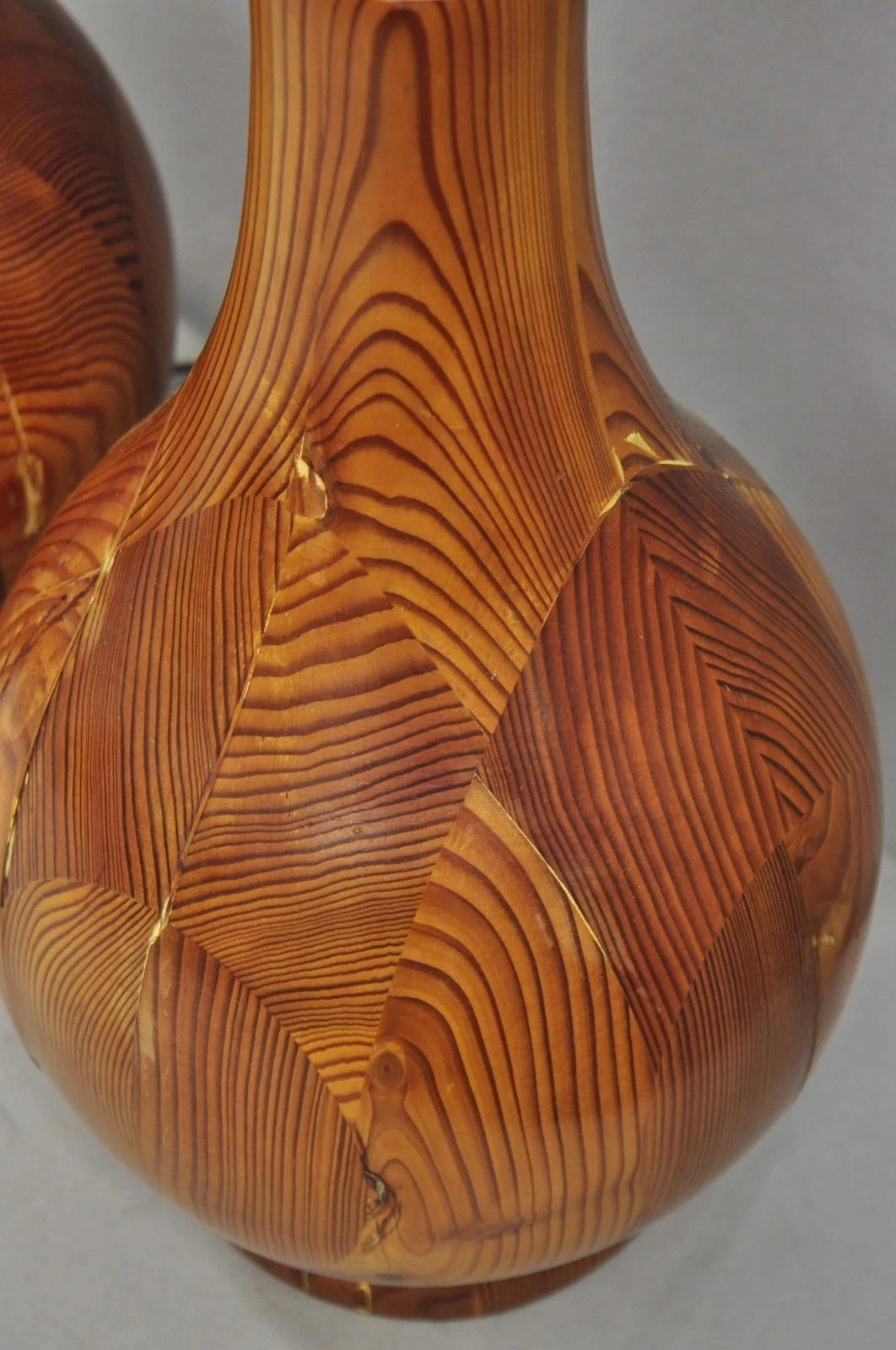 Inconnu Paire de lampes de table en bois de pin suédois sculpté, Vintage Mid Century Modern Bulbous, Pair en vente