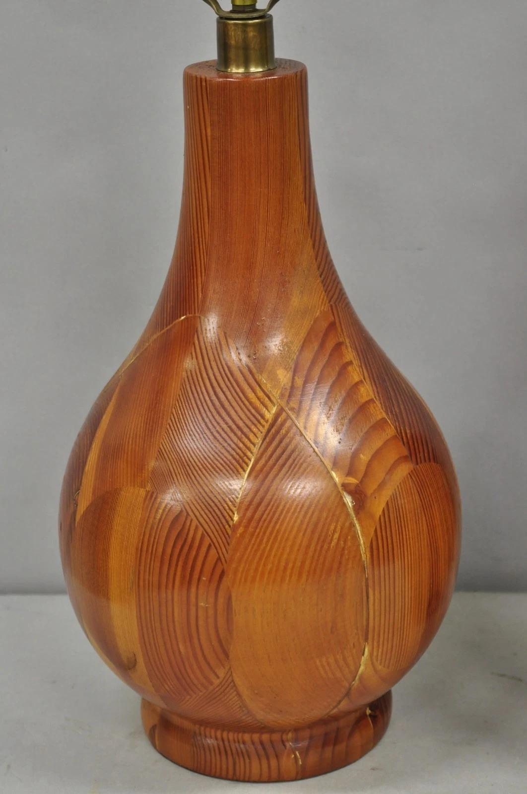 Paire de lampes de table en bois de pin suédois sculpté, Vintage Mid Century Modern Bulbous, Pair Bon état - En vente à Philadelphia, PA