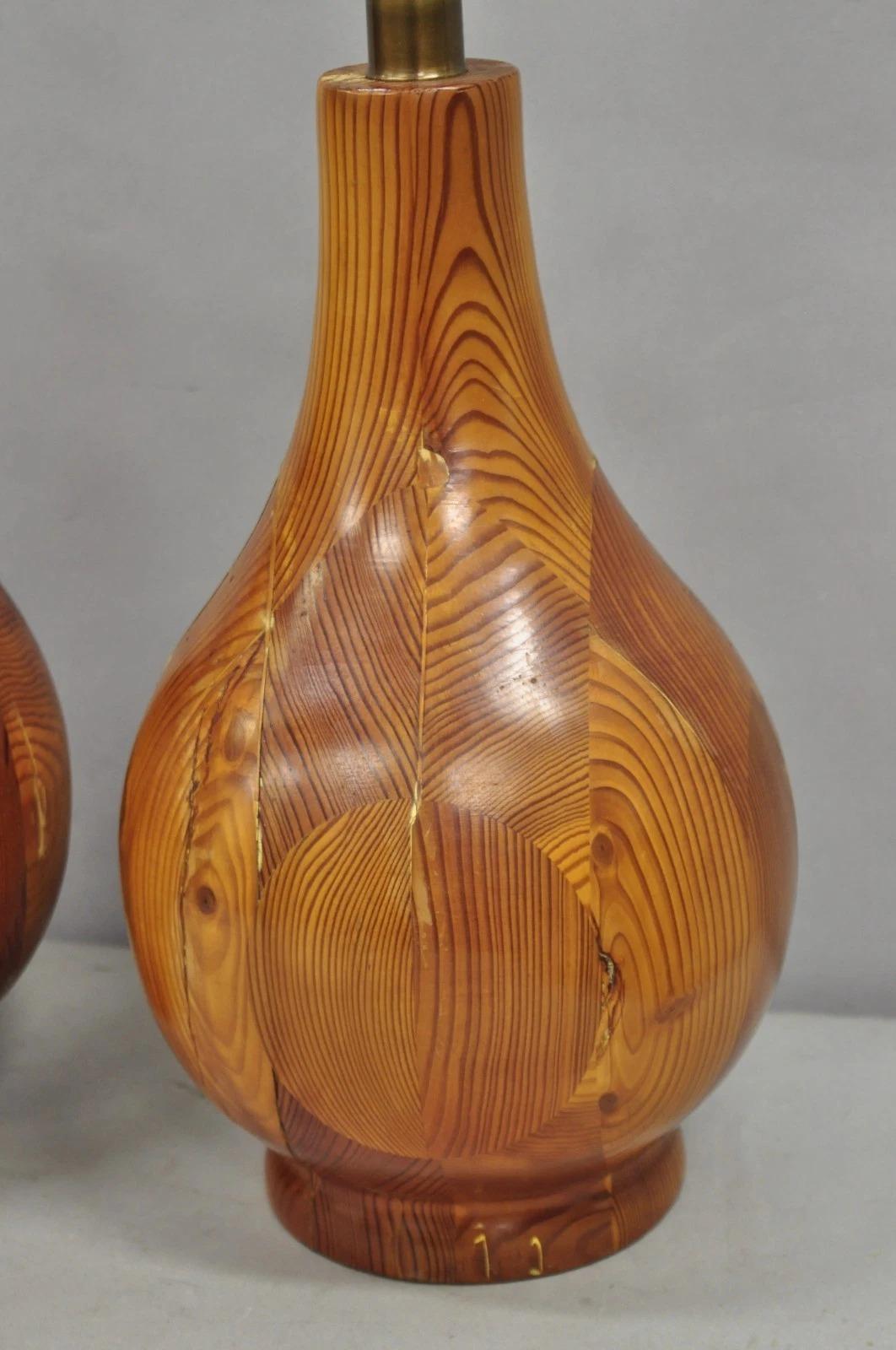 20ième siècle Paire de lampes de table en bois de pin suédois sculpté, Vintage Mid Century Modern Bulbous, Pair en vente