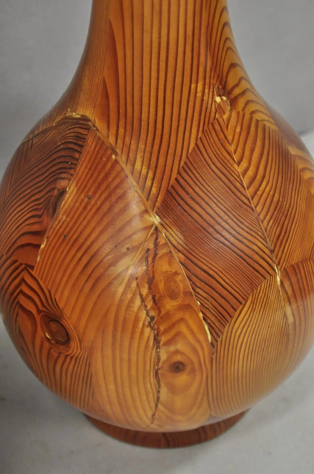 Pin Paire de lampes de table en bois de pin suédois sculpté, Vintage Mid Century Modern Bulbous, Pair en vente