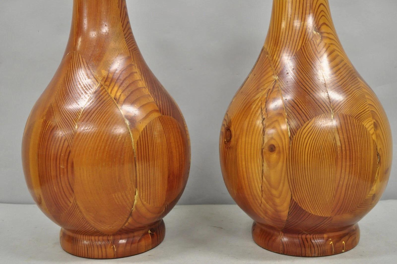Paire de lampes de table en bois de pin suédois sculpté, Vintage Mid Century Modern Bulbous, Pair en vente 1