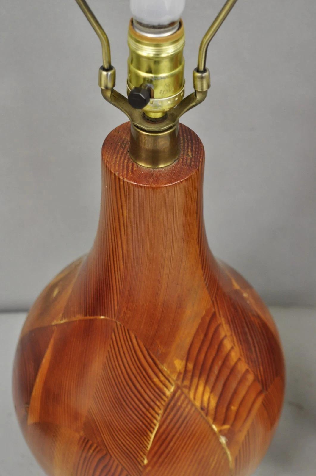 Paire de lampes de table en bois de pin suédois sculpté, Vintage Mid Century Modern Bulbous, Pair en vente 2