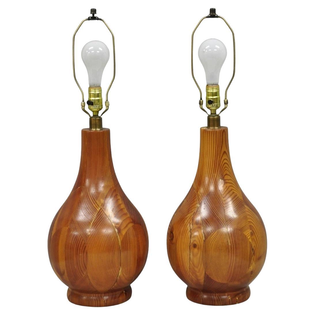 Paire de lampes de table en bois de pin suédois sculpté, Vintage Mid Century Modern Bulbous, Pair en vente