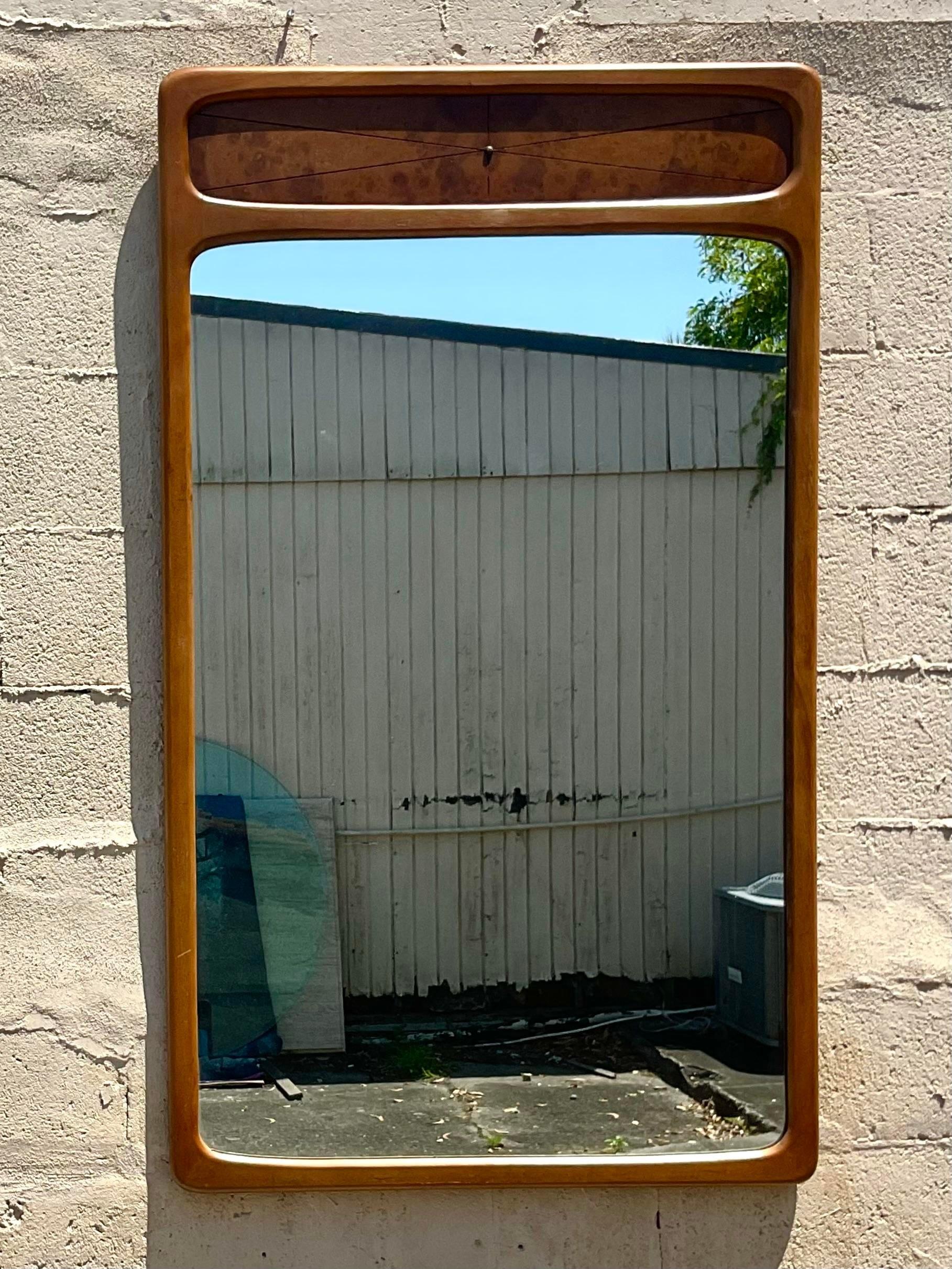 Lassen Sie sich von dem modernen Charme der Jahrhundertmitte anstecken mit unserem Vintage MCM Burl Wood Mirror. Dieser in Amerika aus reichem Wurzelholz gefertigte Spiegel ist der Inbegriff von Retro-Eleganz. Er verbindet organische Strukturen mit