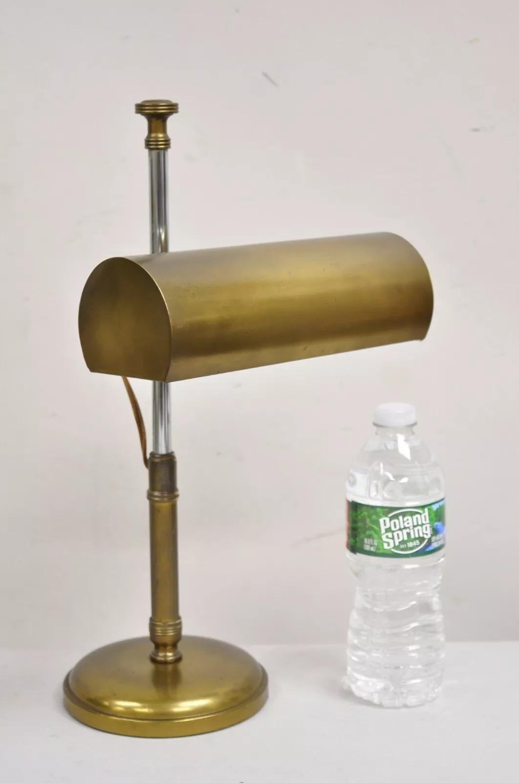 Lampada da tavolo vintage in ottone brunito di metà secolo, girevole e di piccole dimensioni. Circa metà del XX secolo. Misure: 16
