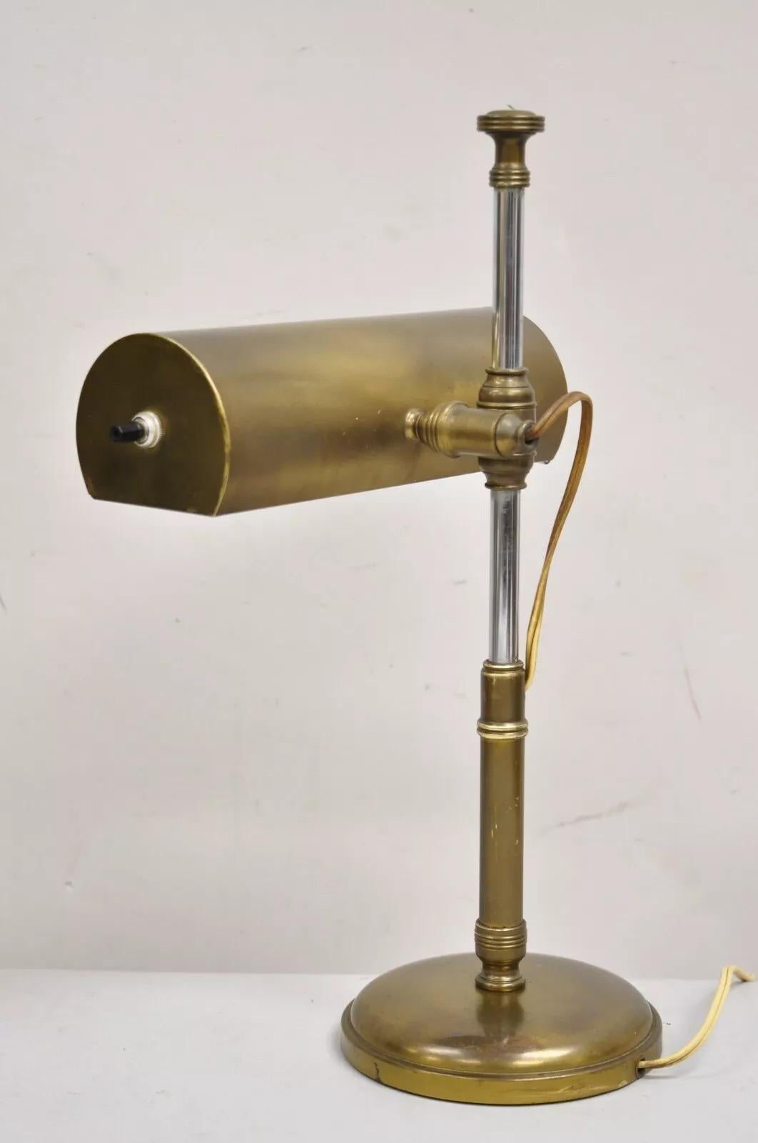 Mid-Century moderno Lampada da tavolo da banco girevole in ottone brunito del Mid Century Modern Vintage in vendita