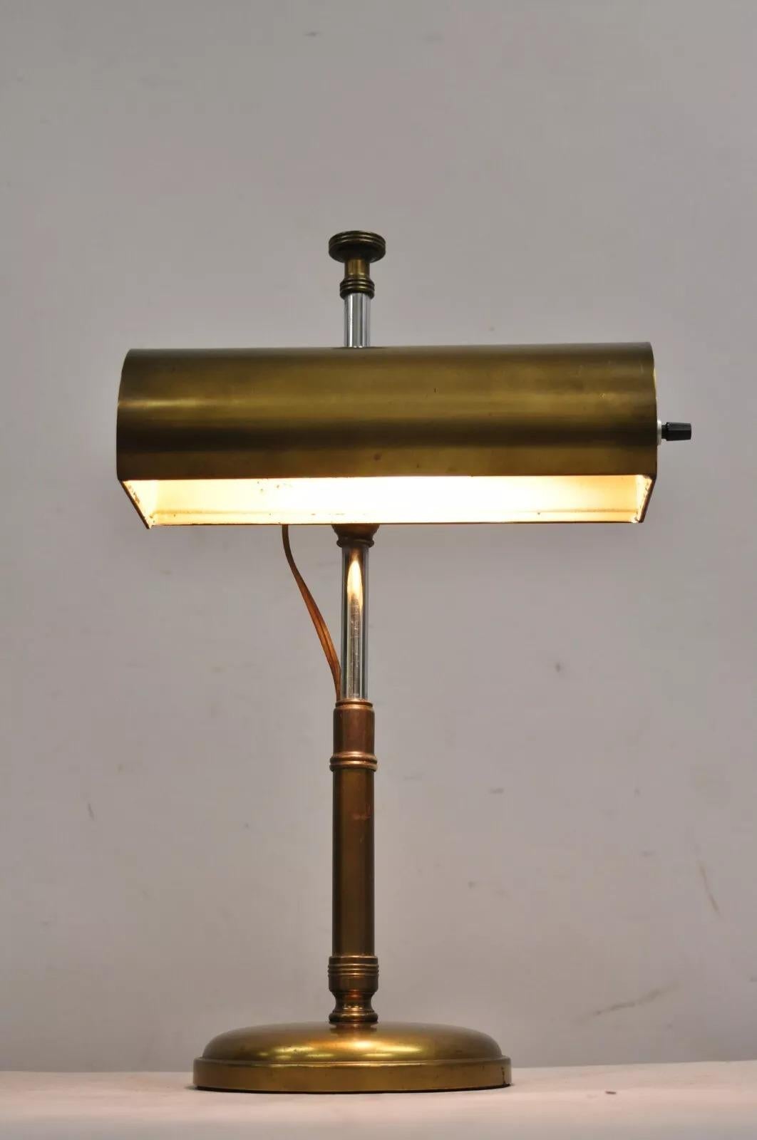 Sconosciuto Lampada da tavolo da banco girevole in ottone brunito del Mid Century Modern Vintage in vendita