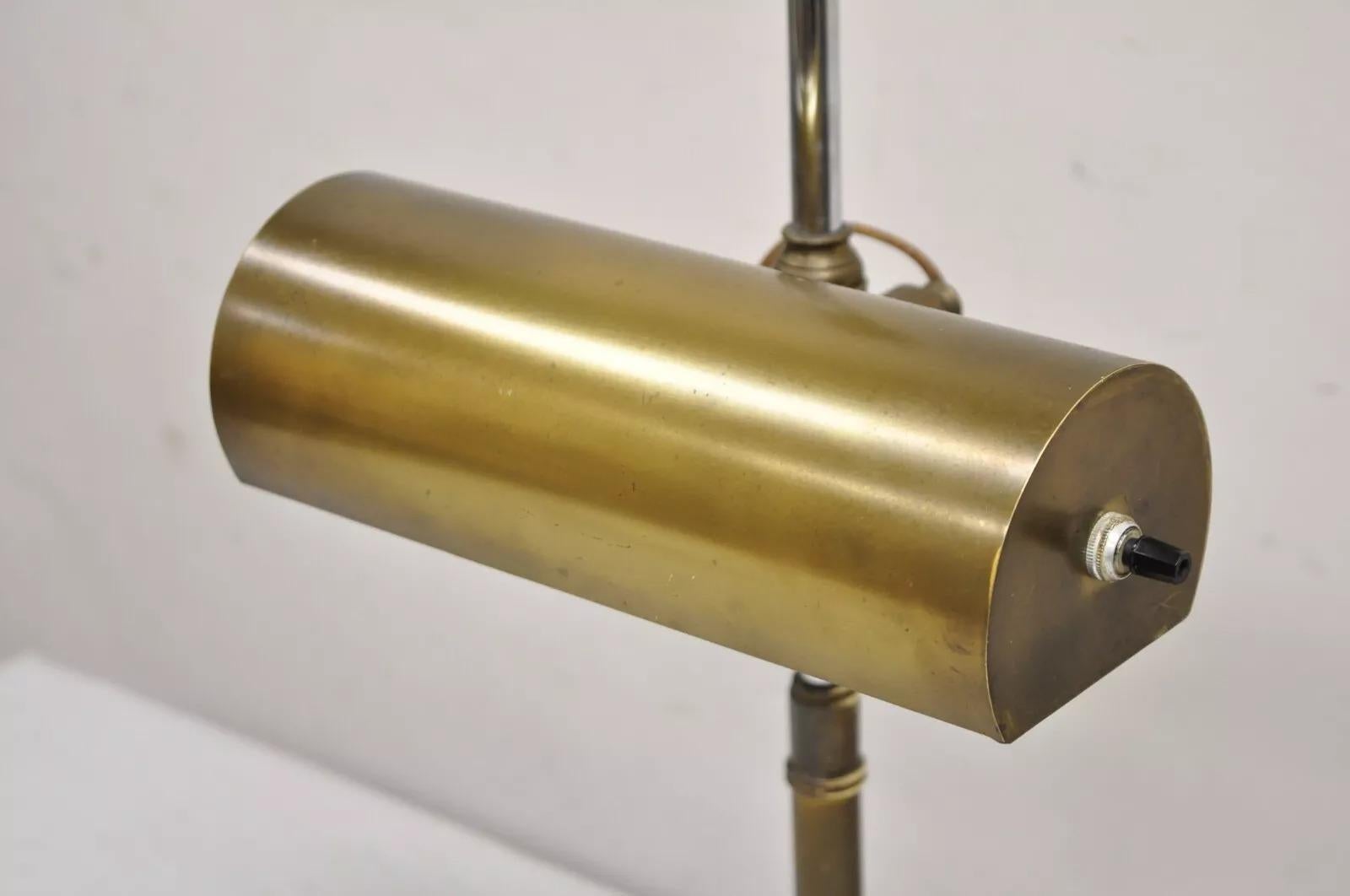 XX secolo Lampada da tavolo da banco girevole in ottone brunito del Mid Century Modern Vintage in vendita