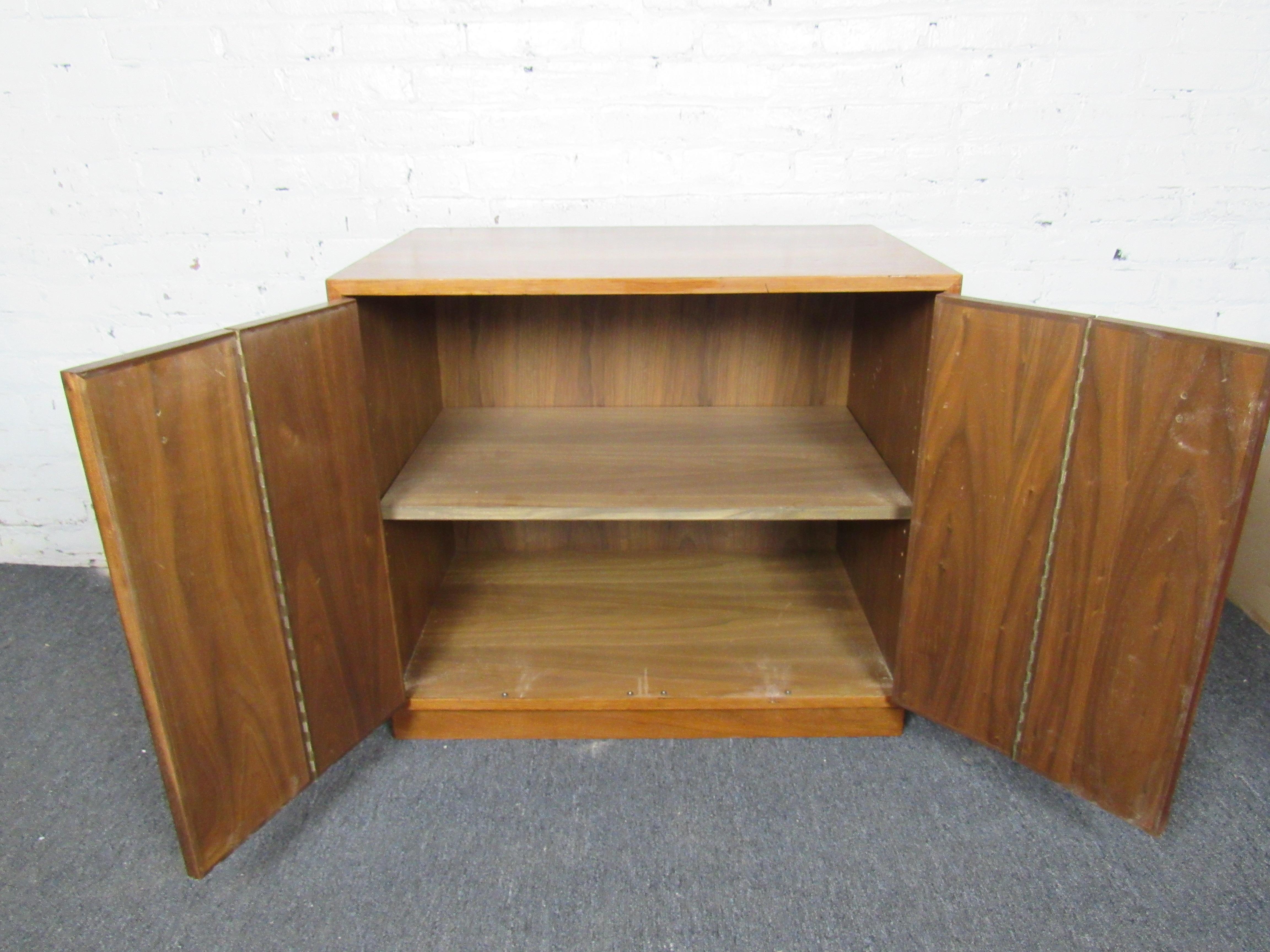 Vintage Mid-Century Modern Cabinet 2