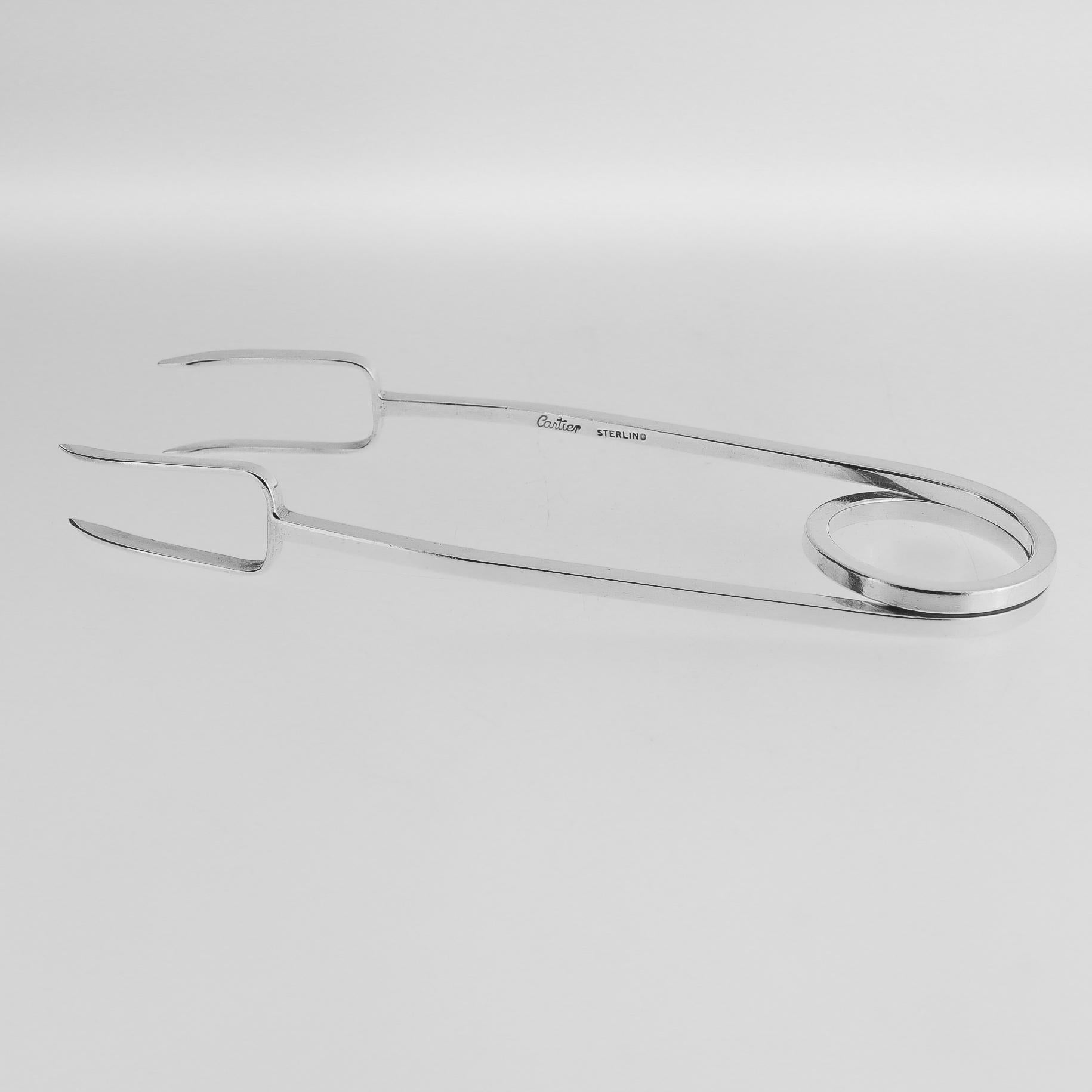 Une belle paire de pinces à glace en argent vintage.

Par Cartier.

En argent sterling.

Avec des pointes à deux dents.

Marqué Cartier / Sterling.

Parfait pour le bar.

Tout simplement une merveilleuse paire de pinces de Cartier !

Date :
20ème