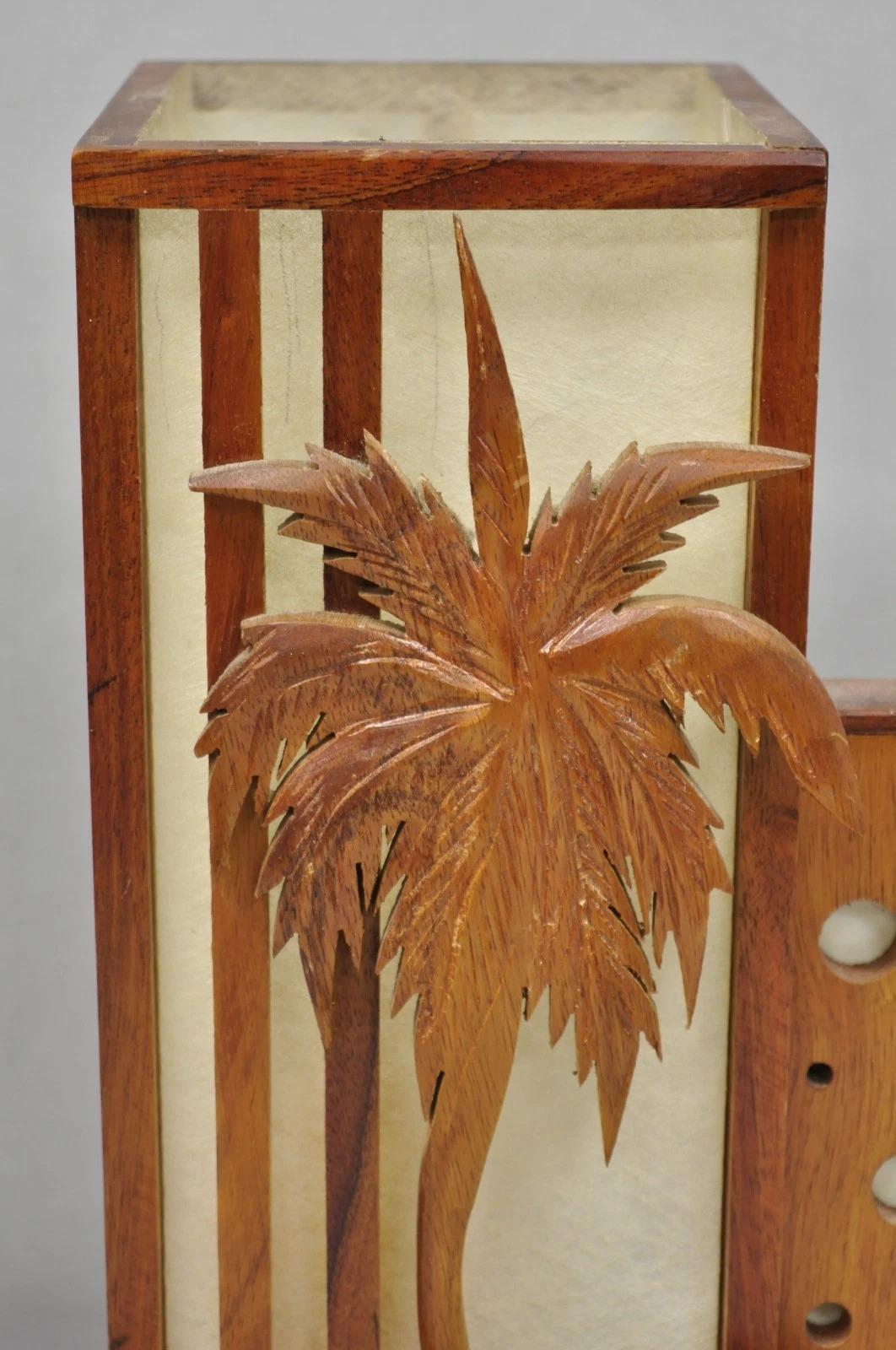 Vintage Mid Century Modern Carved Hawaiian Koa Wood Palm Tree Tiki Table Lamp en Bueno estado para la venta en Philadelphia, PA