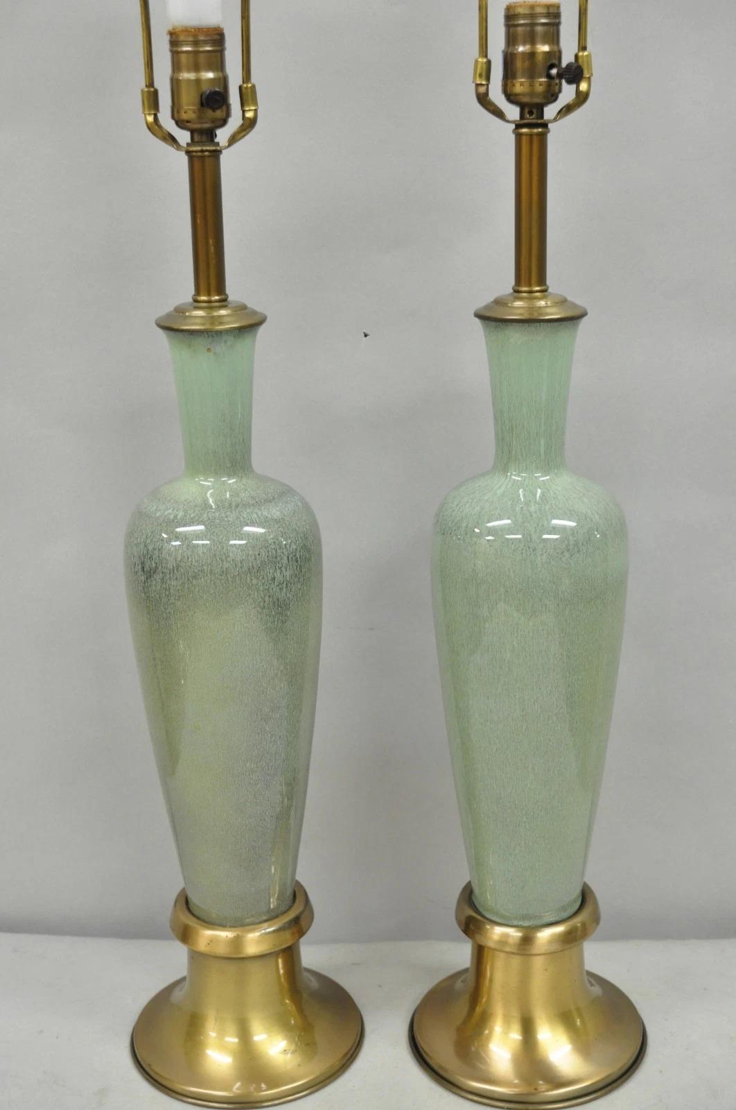 Vintage Mid Century Modern Celadon Grün Porzellan Sinuous Urn Tischlampe - Paar im Angebot 5