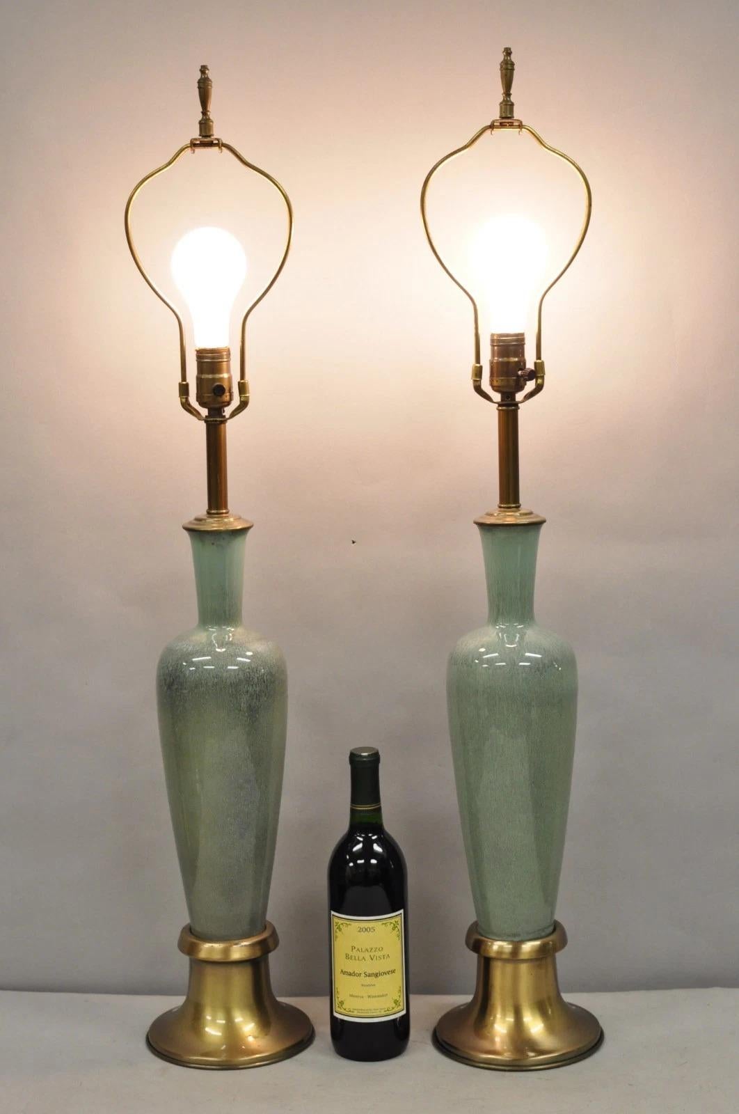 Vintage Mid Century Modern Celadon Grün Gesprenkelt Porzellan Sinuous Urn Form Tischlampen mit gebürstetem Metall Messing Finish Halterungen - ein Paar. Circa Mitte des 20. Jahrhunderts. Abmessungen: 36