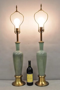 Vintage Mid Century Modern Celadon Grün Porzellan Sinuous Urn Tischlampe - Paar