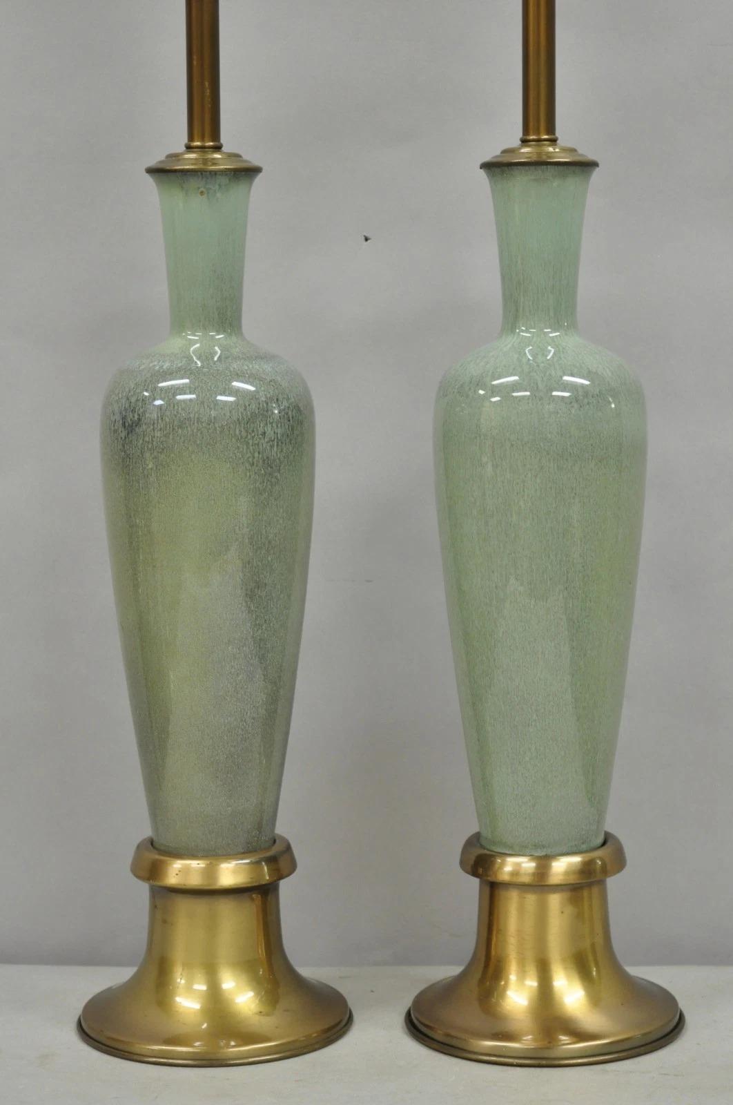 Vintage Mid Century Modern Celadon Grün Porzellan Sinuous Urn Tischlampe - Paar (Moderne der Mitte des Jahrhunderts) im Angebot