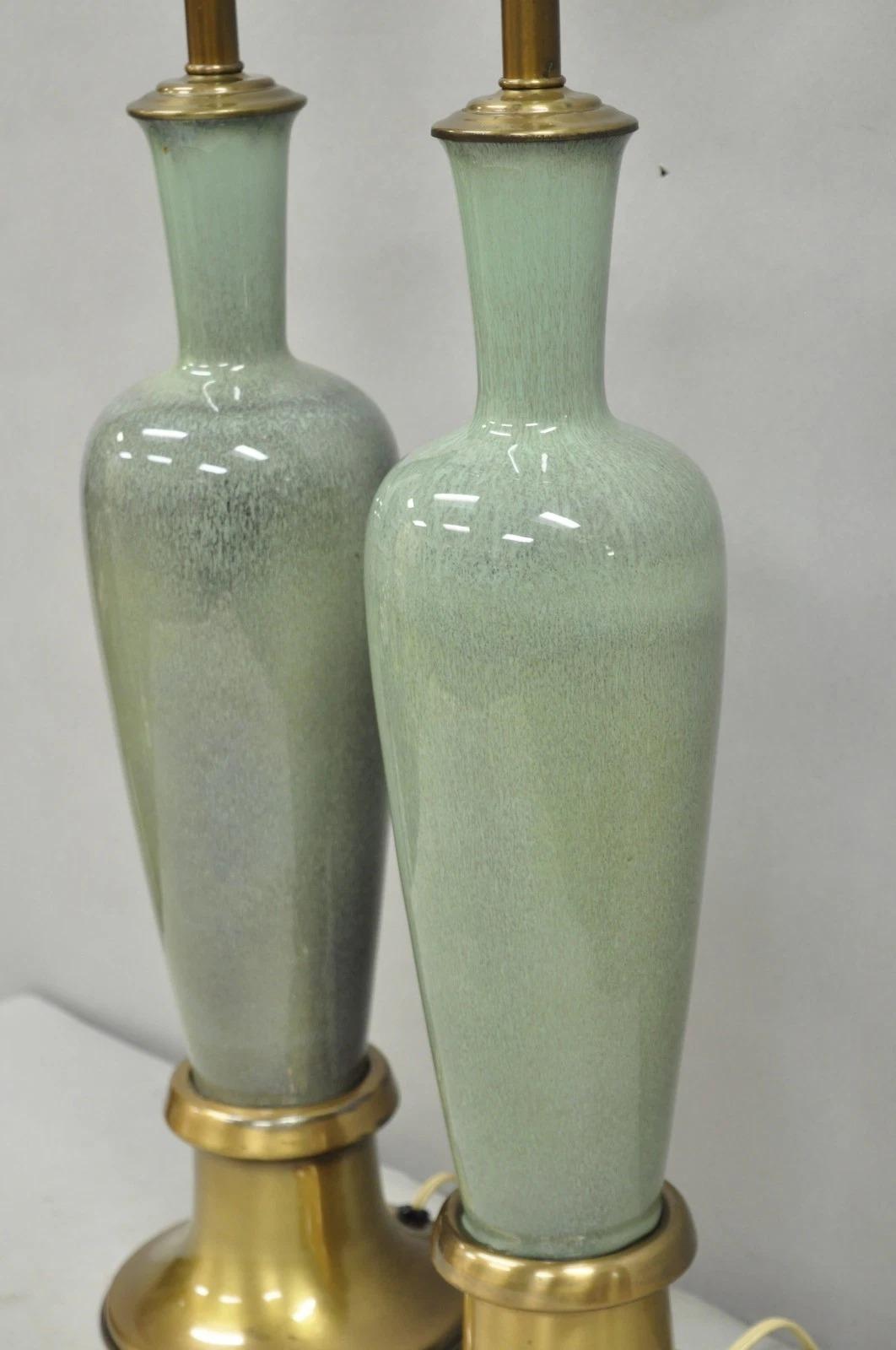 Vintage Mid Century Modern Celadon Grün Porzellan Sinuous Urn Tischlampe - Paar (Unbekannt) im Angebot