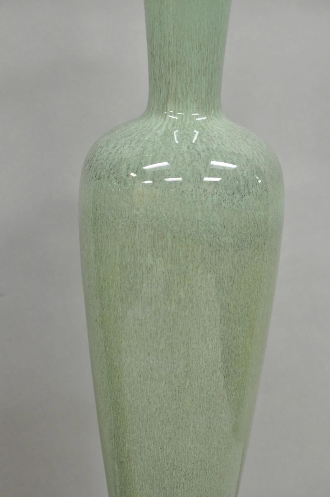 Vintage Mid Century Modern Celadon Grün Porzellan Sinuous Urn Tischlampe - Paar im Zustand „Gut“ im Angebot in Philadelphia, PA