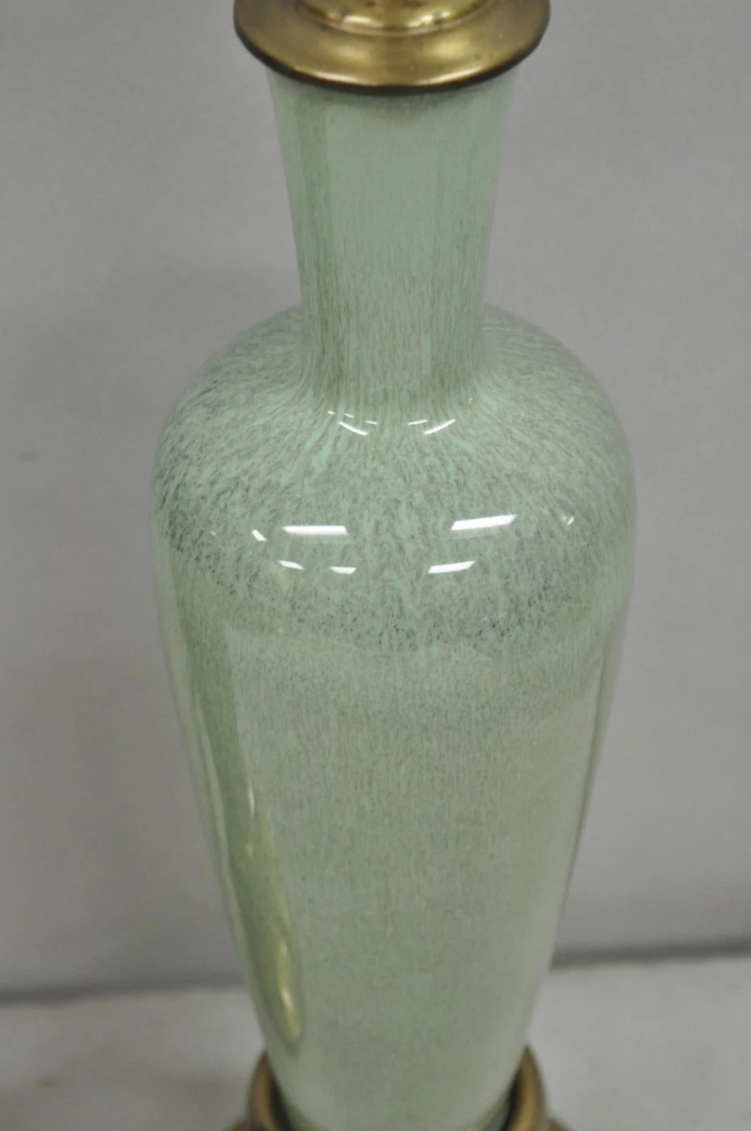 Vintage Mid Century Modern Celadon Grün Porzellan Sinuous Urn Tischlampe - Paar (20. Jahrhundert) im Angebot