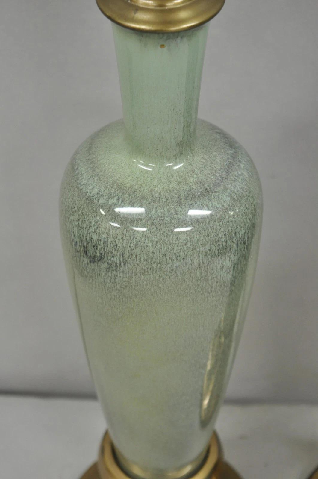Vintage Mid Century Modern Celadon Grün Porzellan Sinuous Urn Tischlampe - Paar (Metall) im Angebot