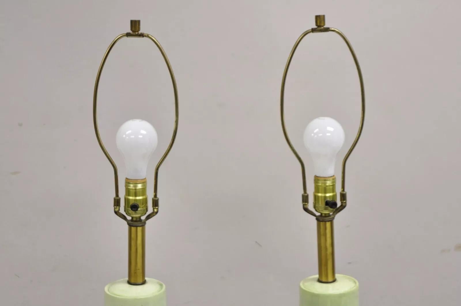 20ième siècle Paire de lampes de table vintage en céramique verte orange flammée, de style moderne du milieu du siècle dernier en vente