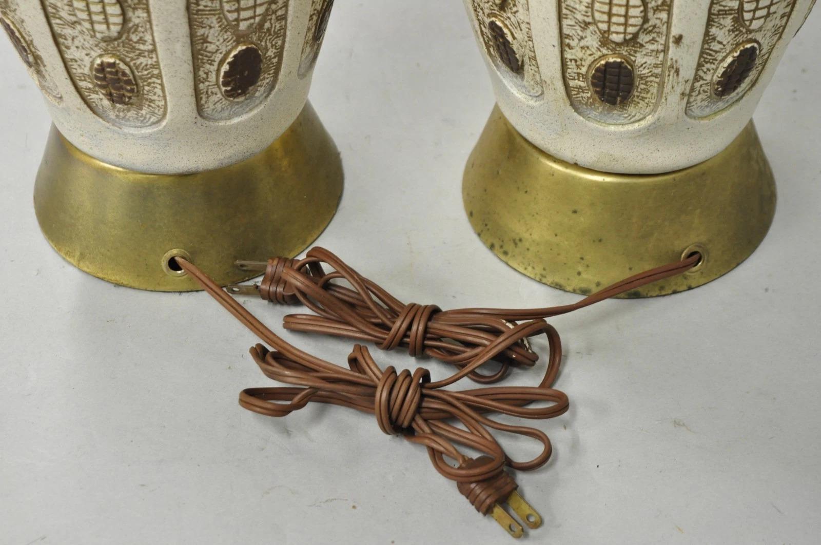 Vintage Mid Century Modern Ceramic Pottery Sculpted Teak Wood Table Lamps - Pair im Angebot 3