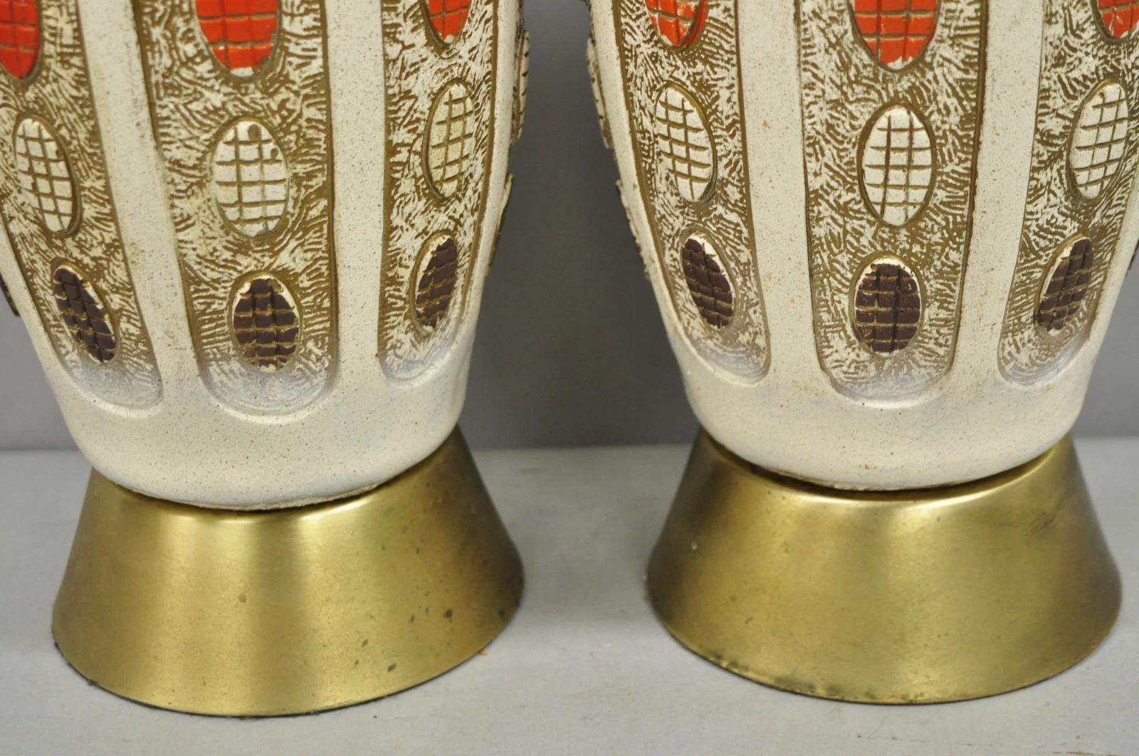 Vintage Mid Century Modern Ceramic Pottery Sculpted Teak Wood Table Lamps - Pair im Angebot 4