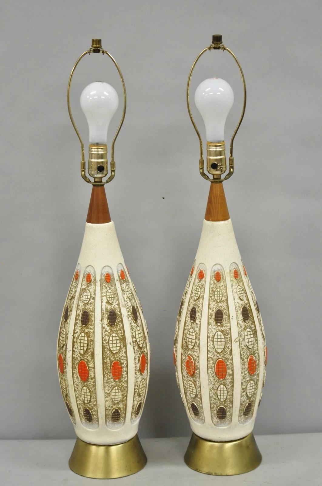 Vintage Mid Century Modern Ceramic Pottery Sculpted Teak Wood Table Lamps - Pair im Angebot 5
