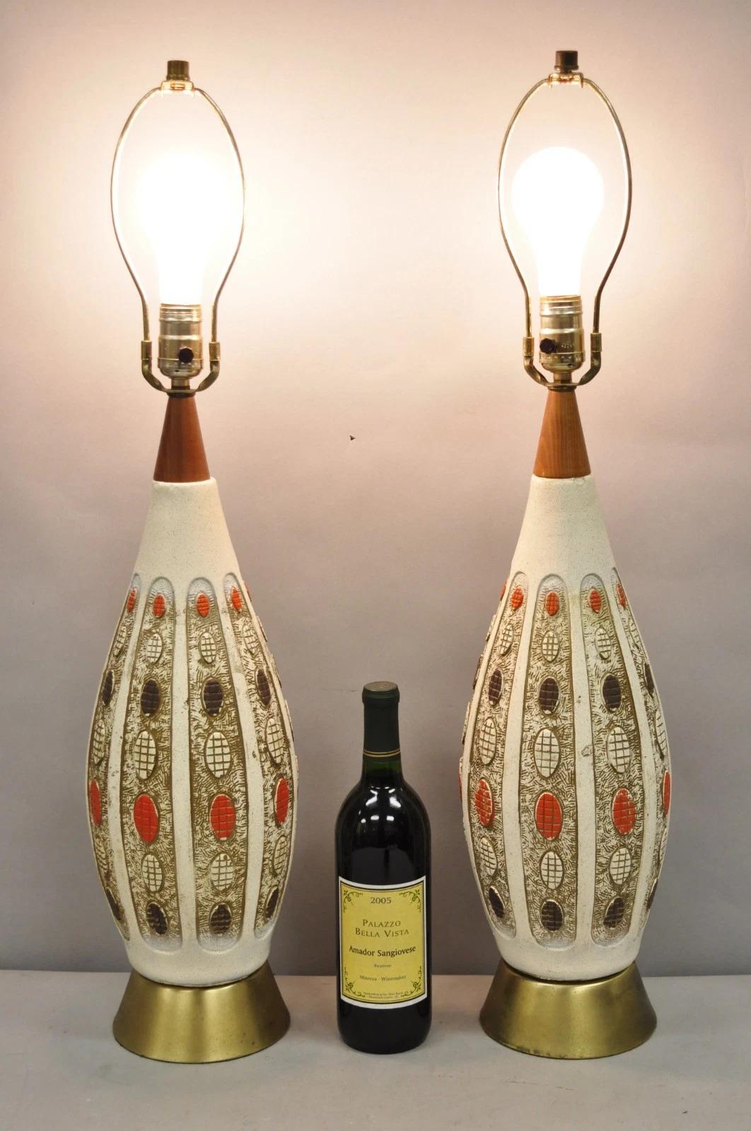 Vintage Mid Century Modern Ceramic Pottery Sculpted Teak Wood Table Lamps - a Pair. Circa Mitte des 20. Jahrhunderts. Abmessungen: 30,5