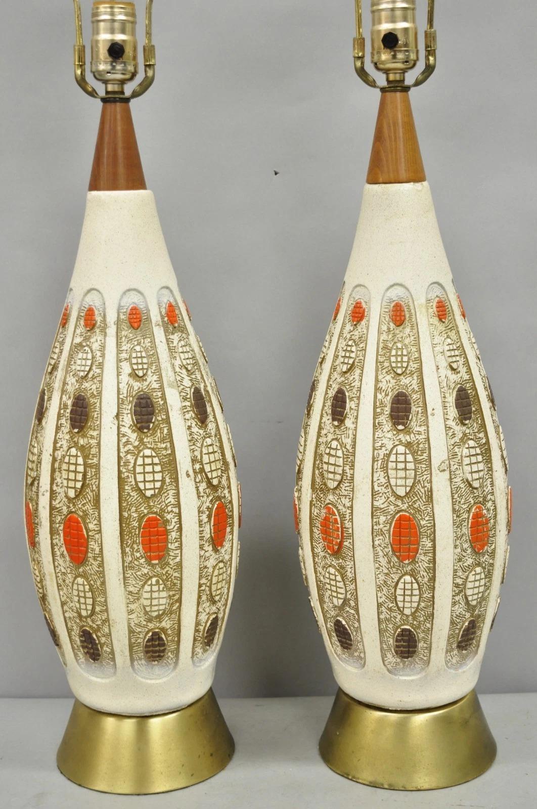 Vintage Mid Century Modern Ceramic Pottery Sculpted Teak Wood Table Lamps - Pair (Moderne der Mitte des Jahrhunderts) im Angebot
