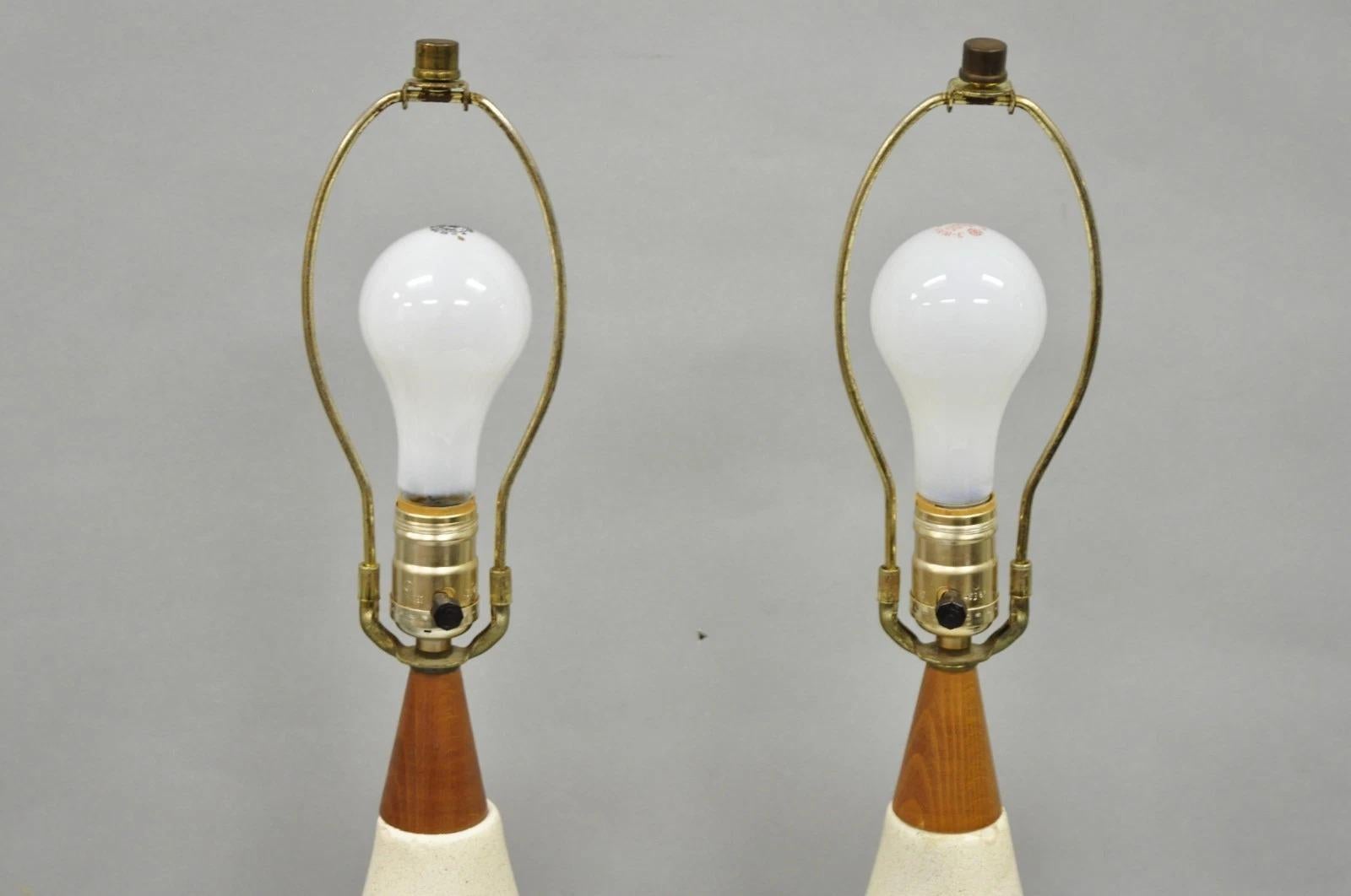Vintage Mid Century Modern Ceramic Pottery Sculpted Teak Wood Table Lamps - Pair im Zustand „Gut“ im Angebot in Philadelphia, PA