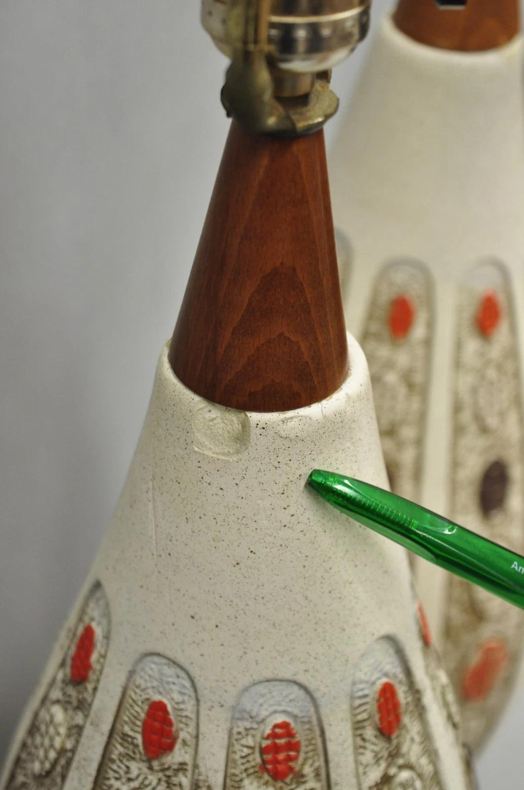 Vintage Mid Century Modern Ceramic Pottery Sculpted Teak Wood Table Lamps - Pair (20. Jahrhundert) im Angebot