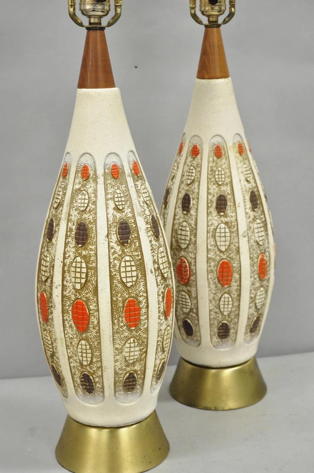 Vintage Mid Century Modern Ceramic Pottery Sculpted Teak Wood Table Lamps - Pair im Angebot 1