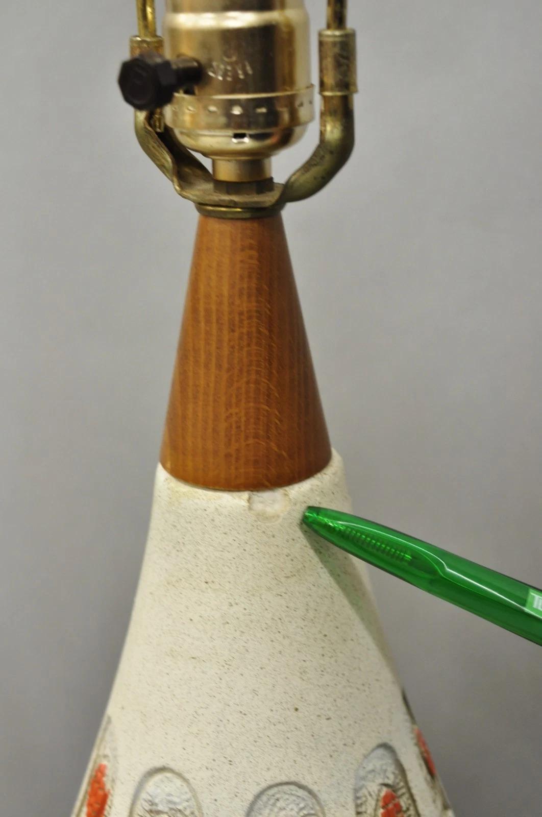 Vintage Mid Century Modern Ceramic Pottery Sculpted Teak Wood Table Lamps - Pair im Angebot 2