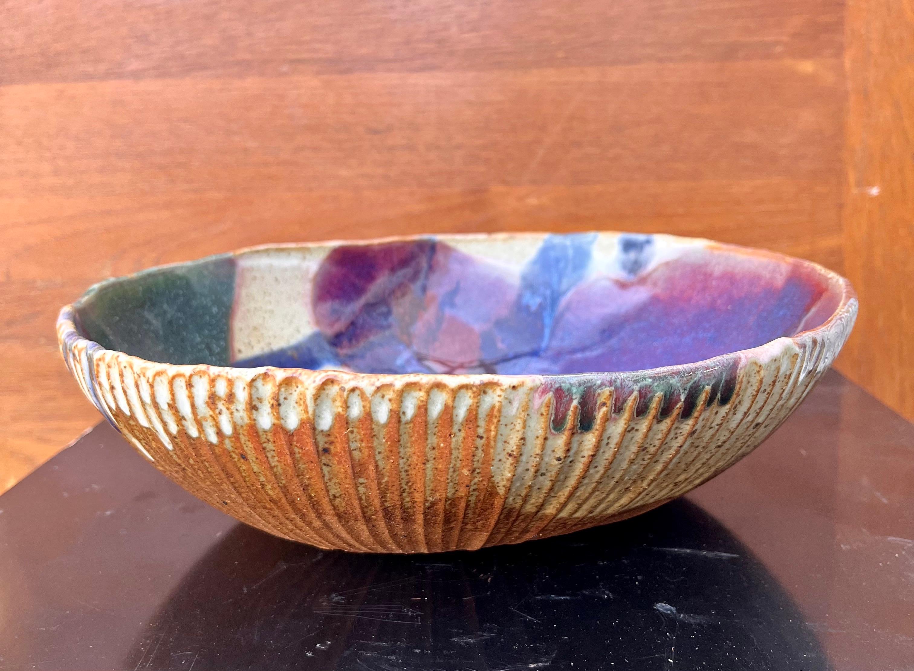 Mid-Century Modern Vintage Mid Century Modern Ceramic Studio Signed Stamped Pottery Bowl.  en vente