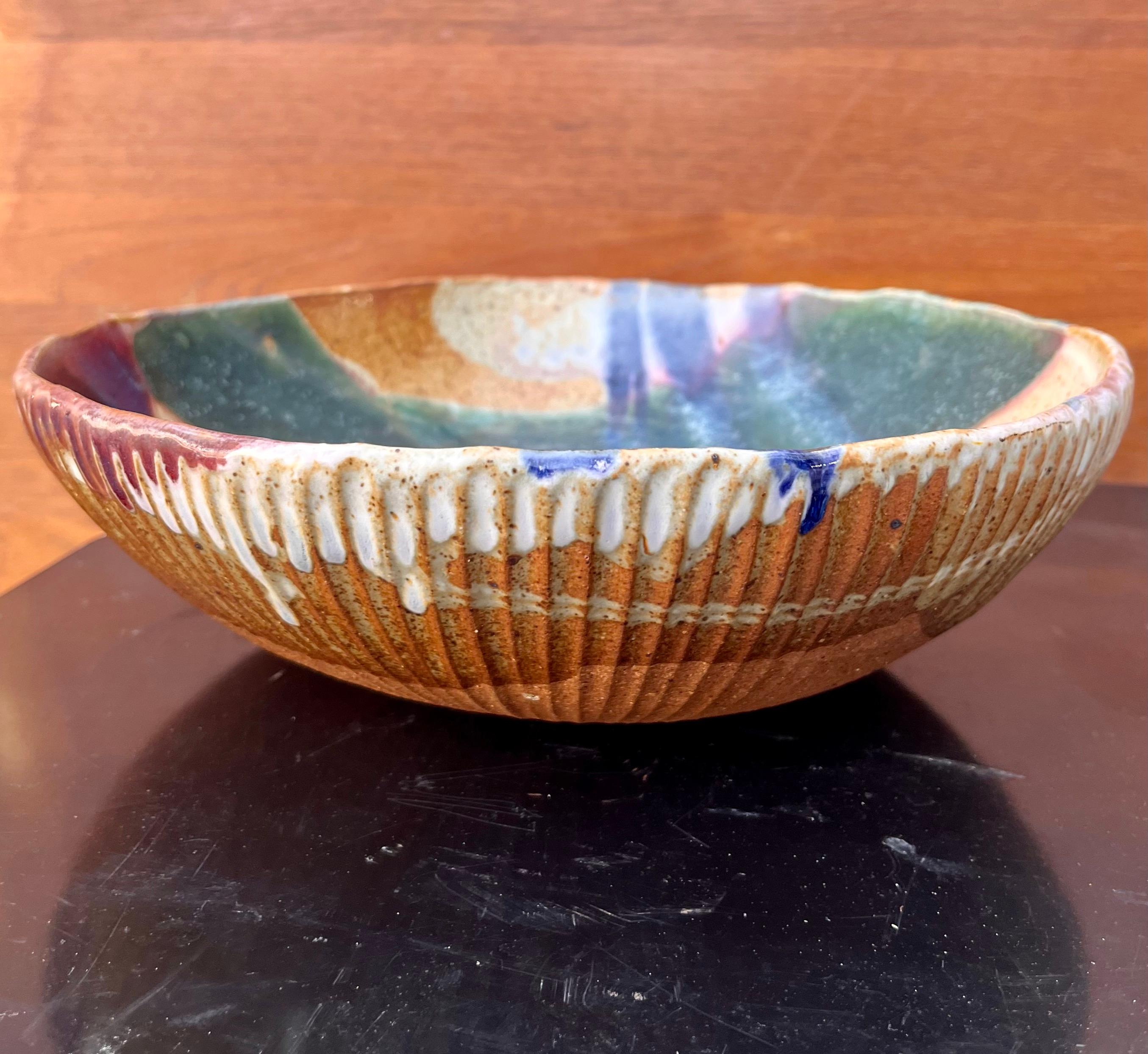 Inconnu Vintage Mid Century Modern Ceramic Studio Signed Stamped Pottery Bowl.  en vente