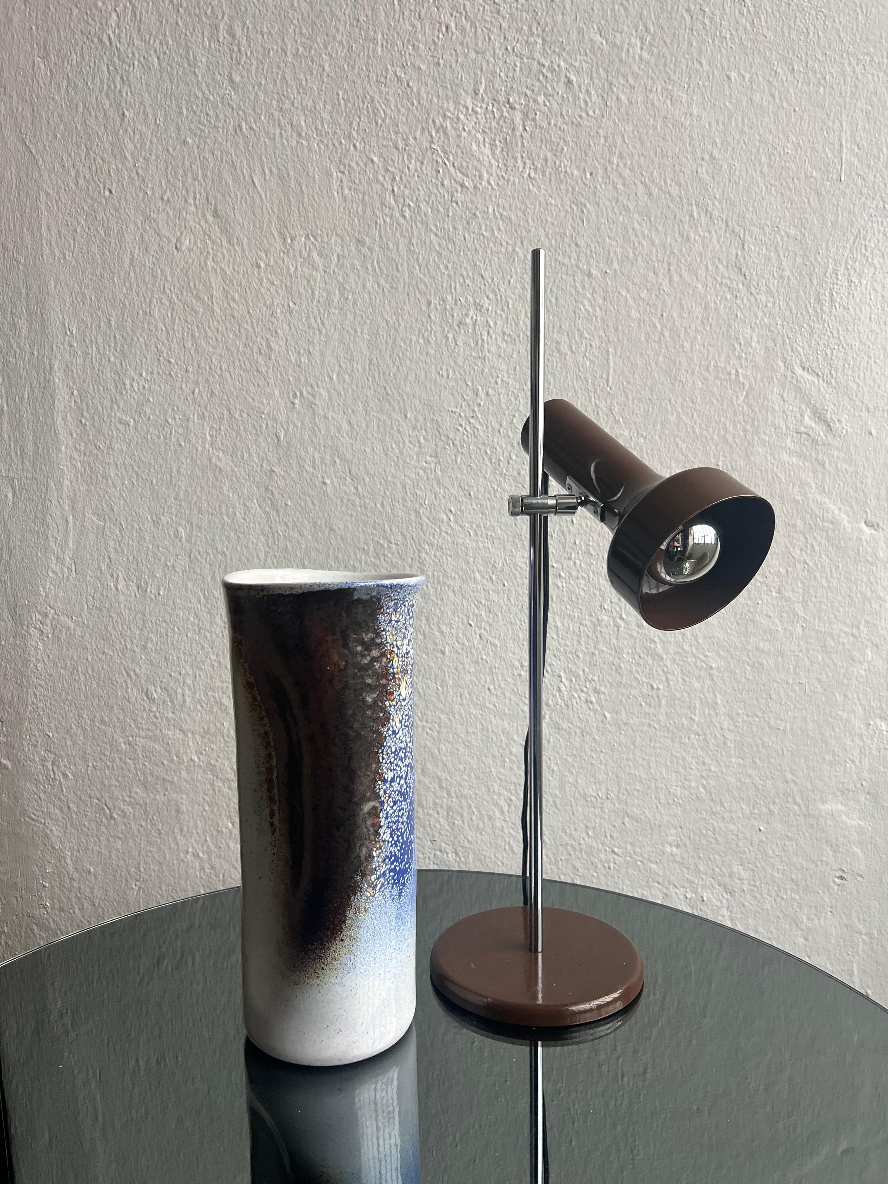 Mid-Century Modern - Handbemalte Keramikvase - Collectional Design

Elegante und zeitlose Mid-Century Modern Vase aus Keramik, handgefertigt und handbemalt.
Diese postmoderne Vase, deren Form an einen deformierten Zylinder erinnert, wurde in den