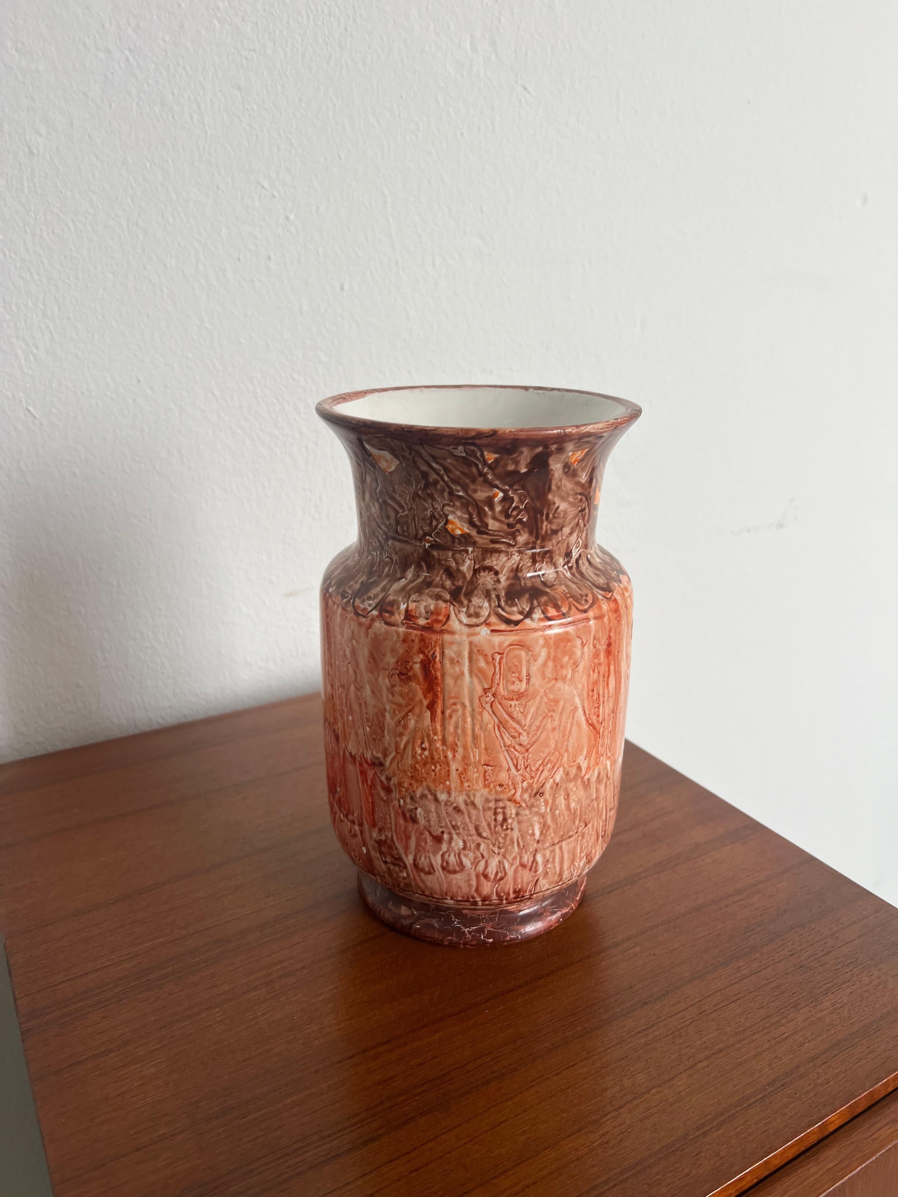 Mid-Century Modern - Hand-painted Ceramic Vase - Collectible Design

Elegant and timeless Mid-Century Modern vase in Ceramic, handmade and hand-painted, with a geometric decorative pattern visible around the neck under the pink/brownish glaze.