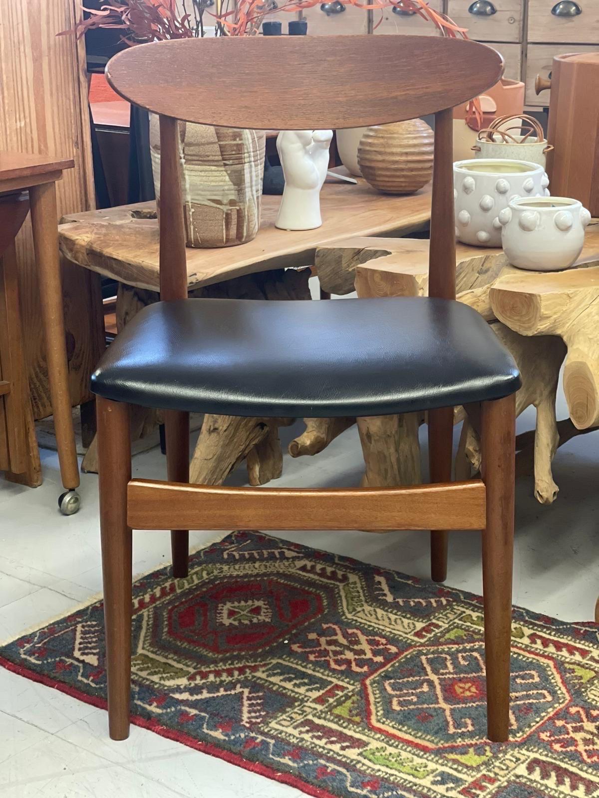 Vintage Mid-Century Modern Chair

Dimensions. 19 1/2 W ; 18 D ; 30 H

Seat Height. 17.