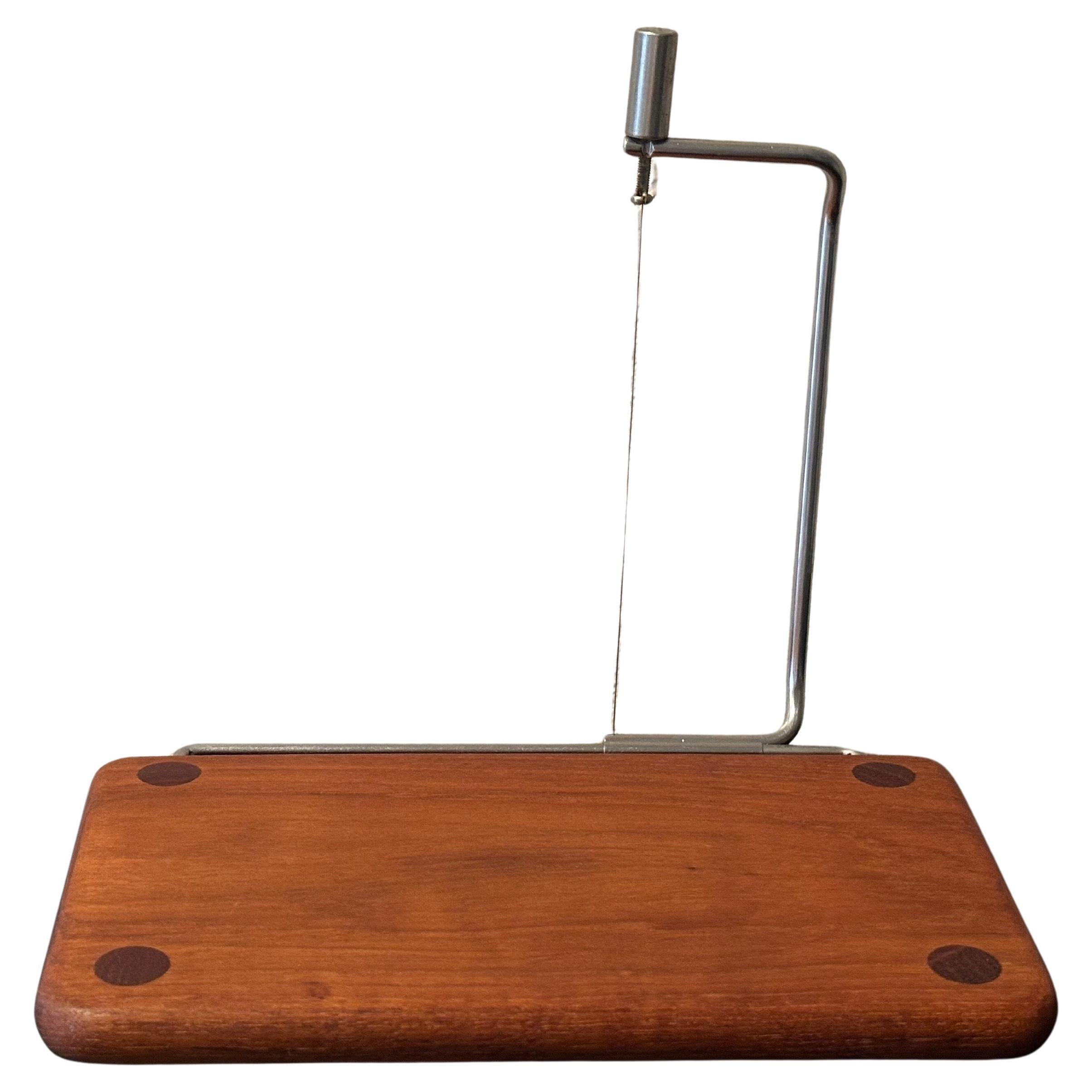 Vintage Mid-Century Modern Käseschneidebrett im Stil der dänischen Moderne (Thailändisch) im Angebot