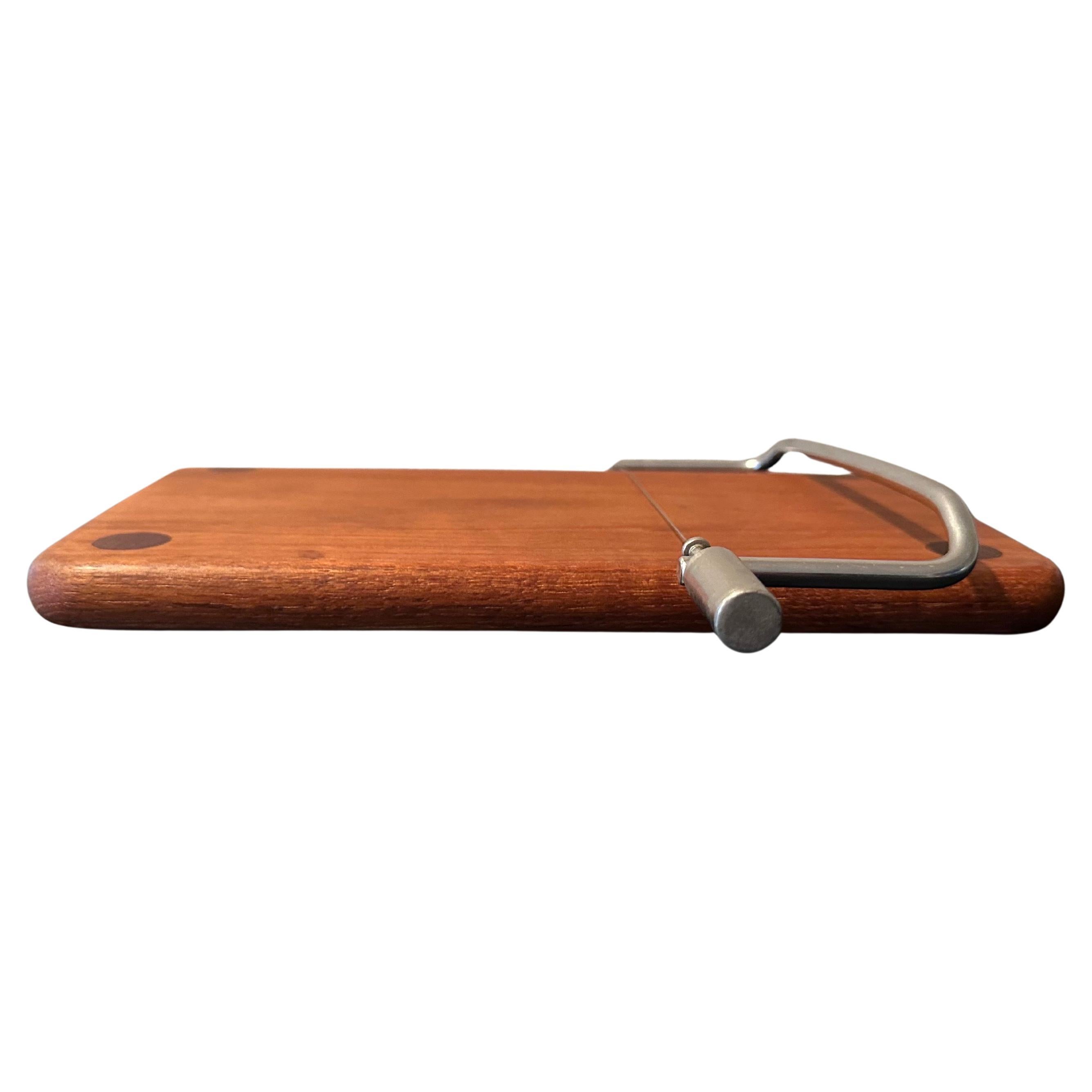 Vintage Mid-Century Modern Käseschneidebrett im Stil der dänischen Moderne (Teakholz) im Angebot