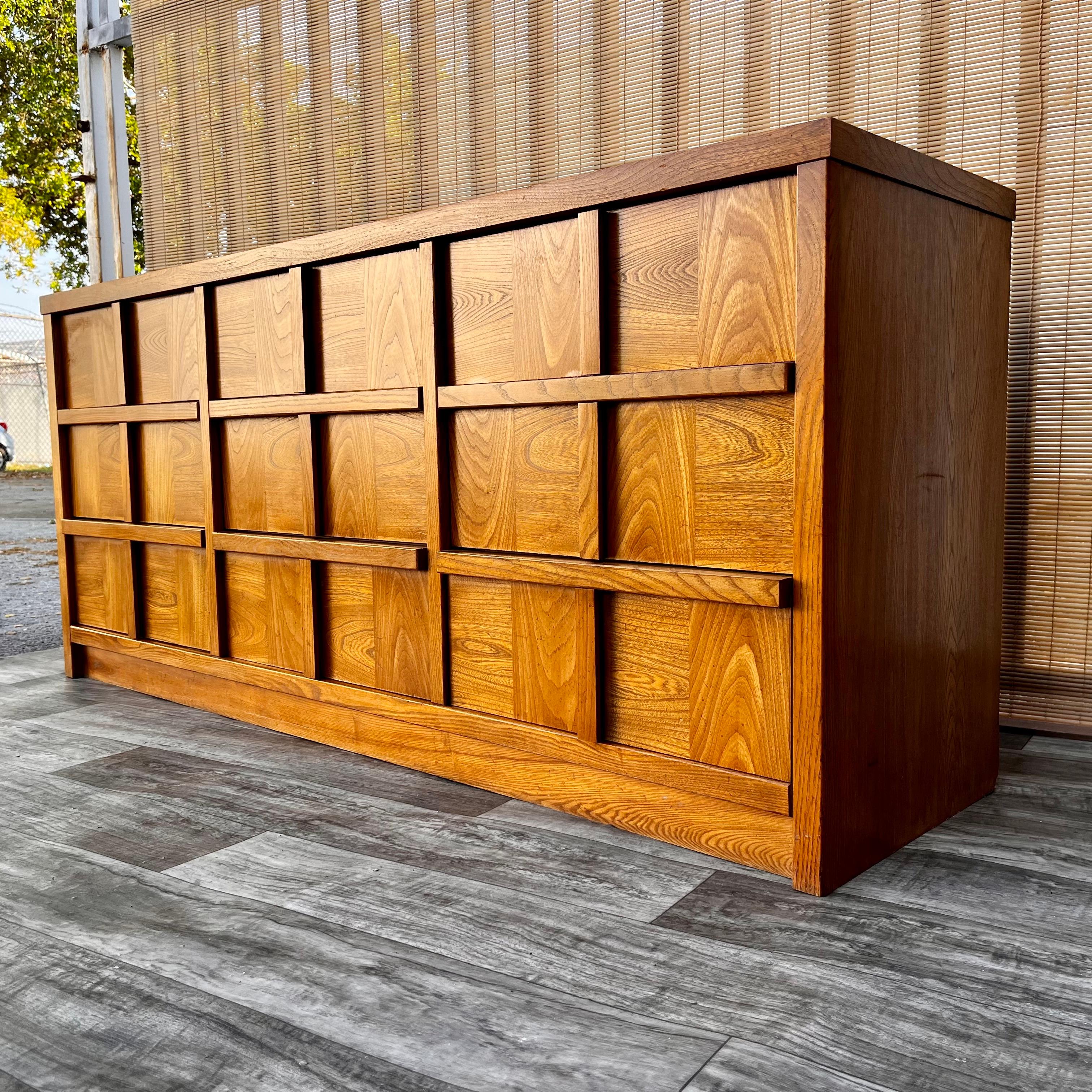 Walnut Vintage Mid-Century Modern Chest of Drawers by Stanley Furniture, circa 1970s For Sale