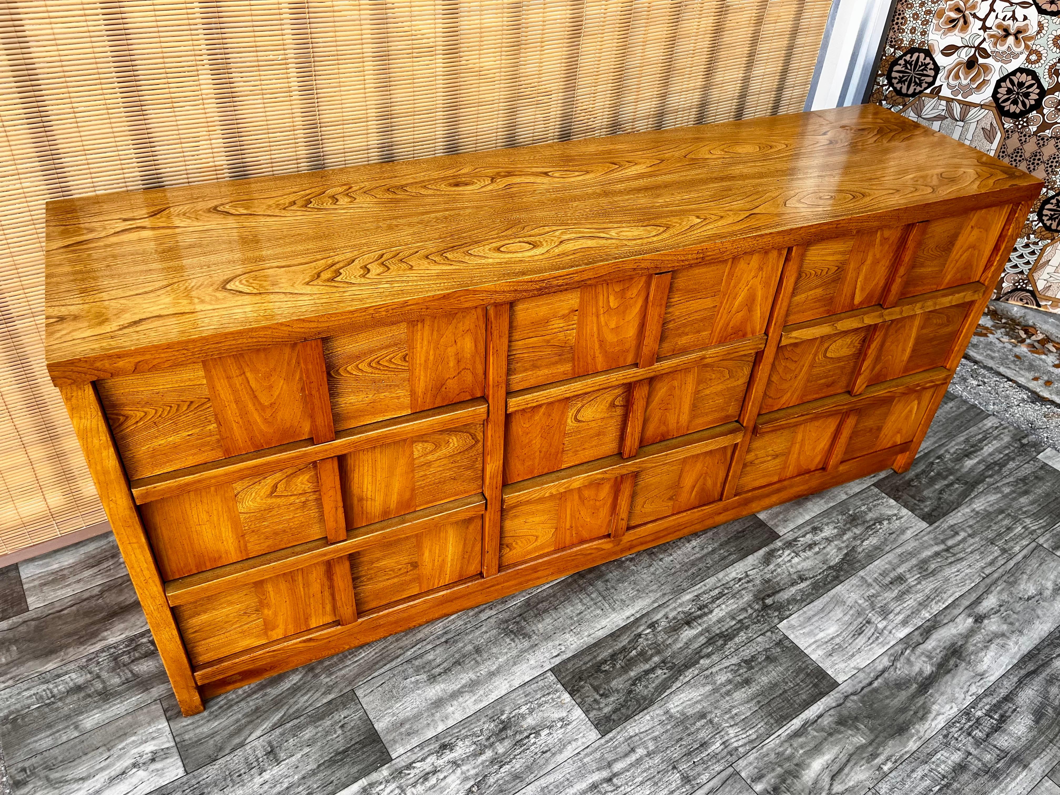 Veneer Vintage Mid-Century Modern Chest of Drawers by Stanley Furniture, circa 1970s For Sale