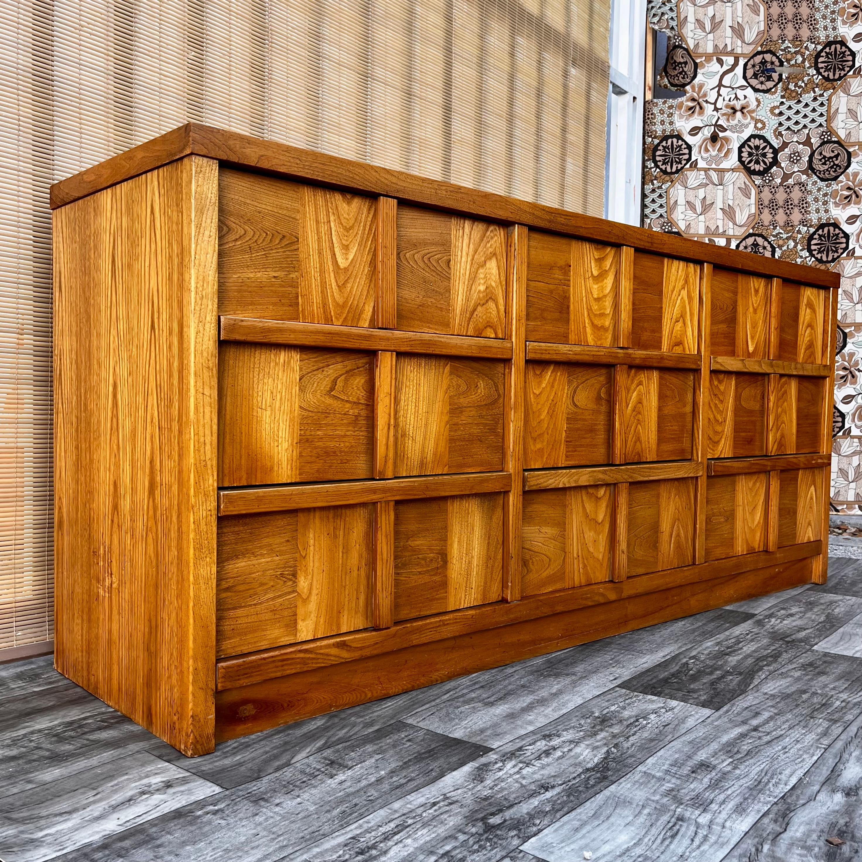 Vintage Mid-Century Modern Chest of Drawers by Stanley Furniture, circa 1970s In Good Condition For Sale In Miami, FL