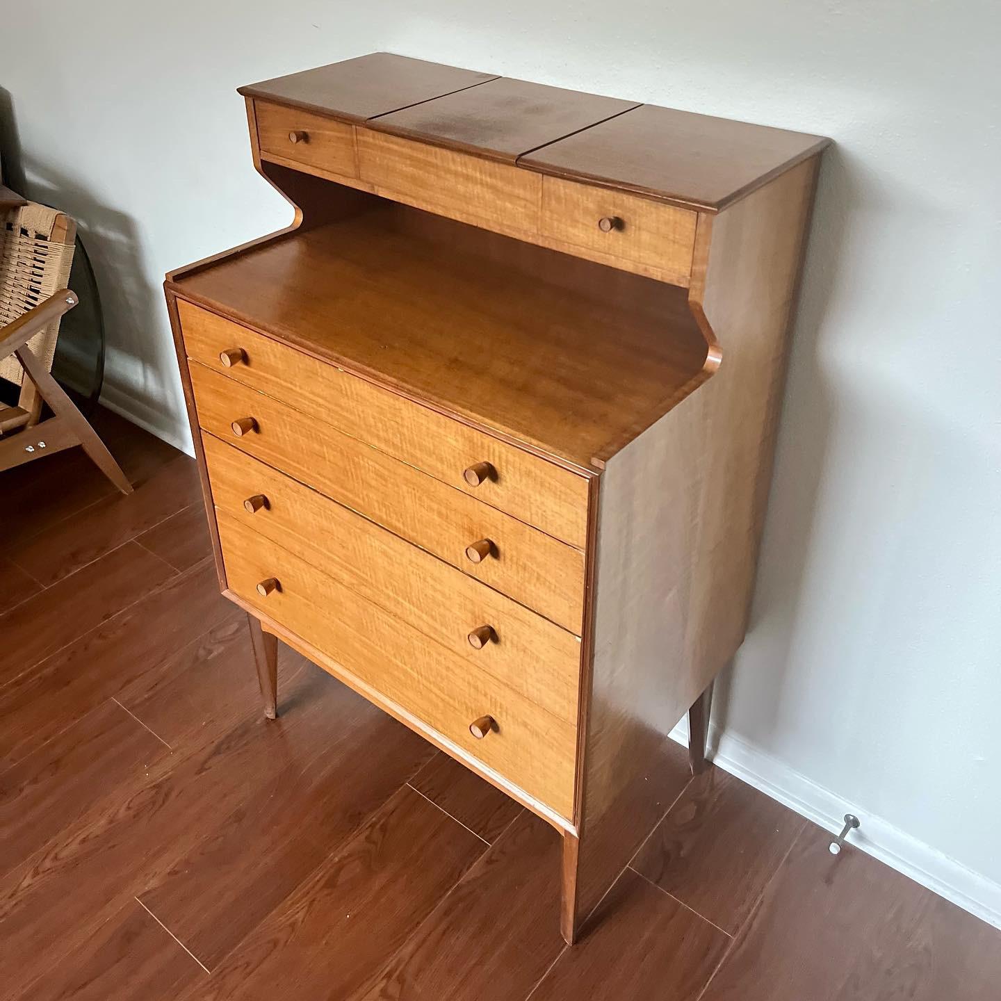 Vintage Mid-Century Modern Chest of Drawers / Vanity Dressing Table in Walnut 1