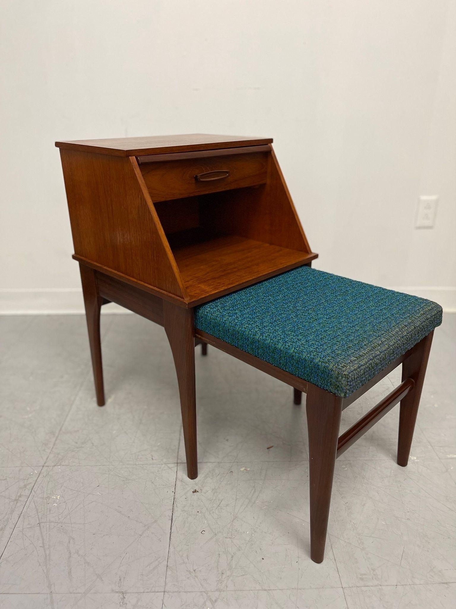 Vintage Mid Century Modern Chippy Telephone Seat With Pull Out Cushion Table.  In Good Condition In Seattle, WA
