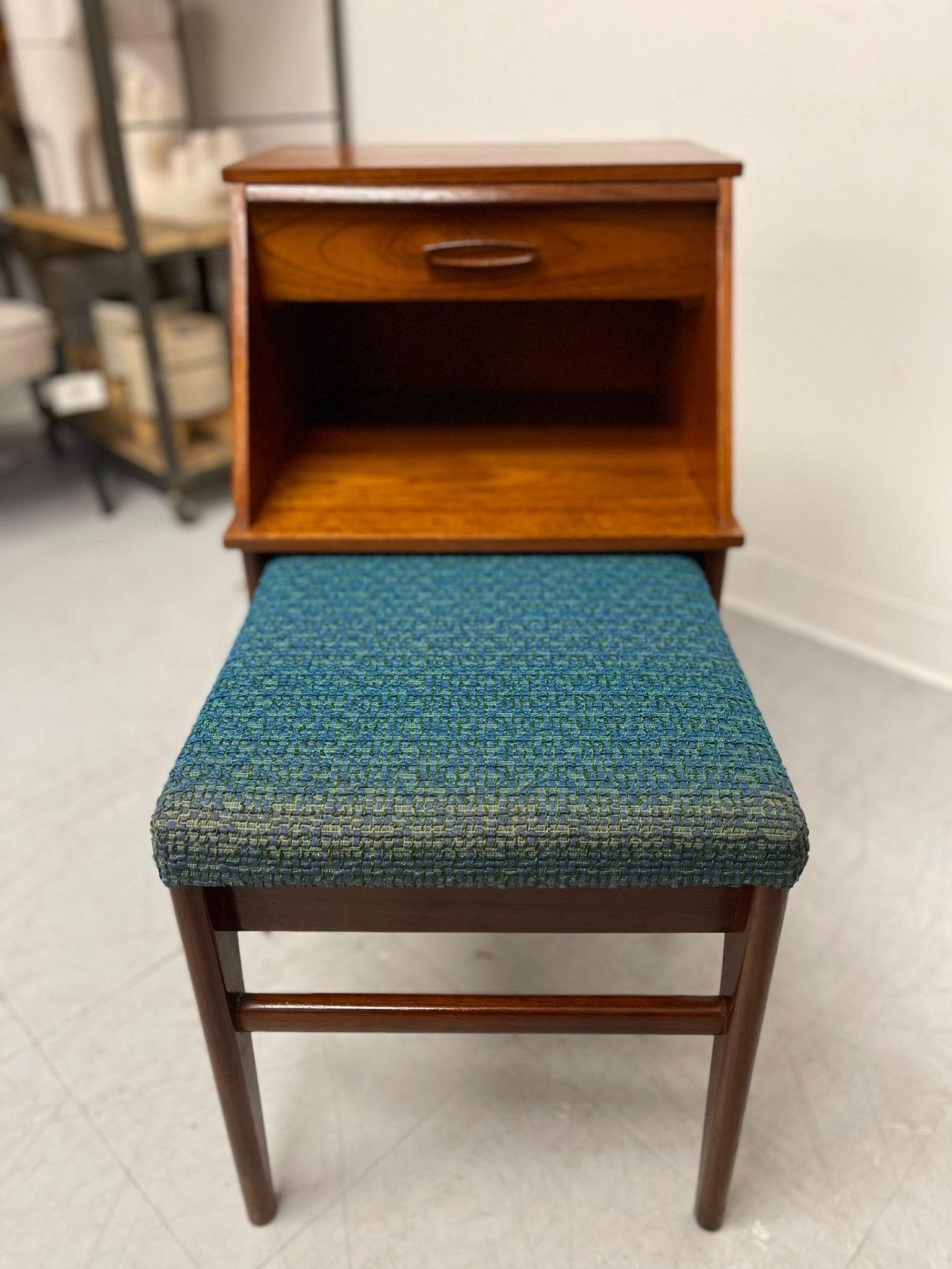 Mid-20th Century Vintage Mid Century Modern Chippy Telephone Seat With Pull Out Cushion Table. 