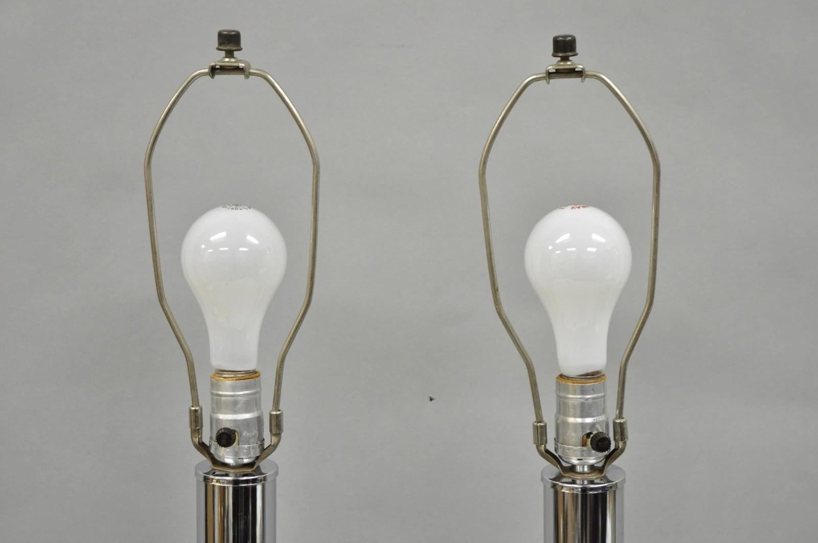 Inconnu Paire de lampes de table Space Age, vintage, mi-siècle, moderne, à colonnes chromées. en vente