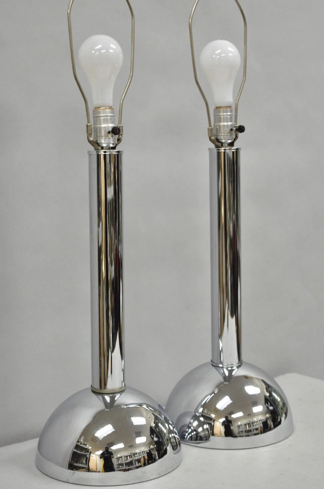 20ième siècle Paire de lampes de table Space Age, vintage, mi-siècle, moderne, à colonnes chromées. en vente
