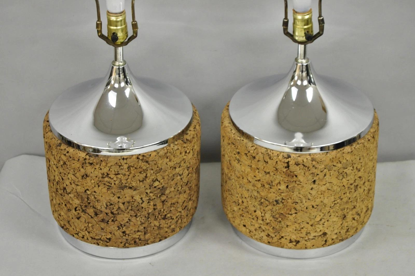 Vintage Mid Century Modern Chrom & Kork Runde skulptierte Tischlampen - ein Paar im Angebot 5