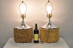Pareja de lámparas de sobremesa redondas esculpidas de cromo y corcho de la época moderna de mediados de siglo
